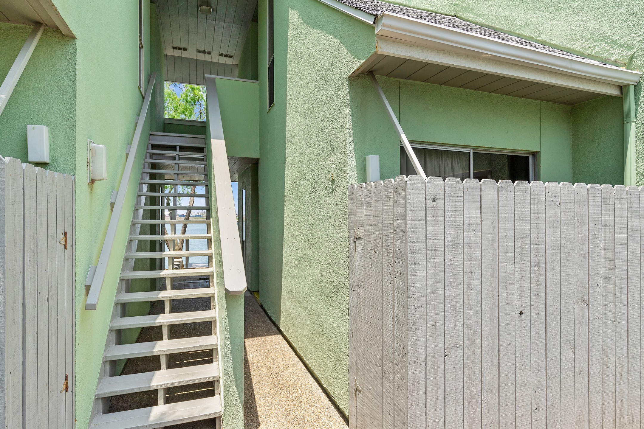 Welcome to Paradise on the Water! Located on the second floor at Puente Vista Complex