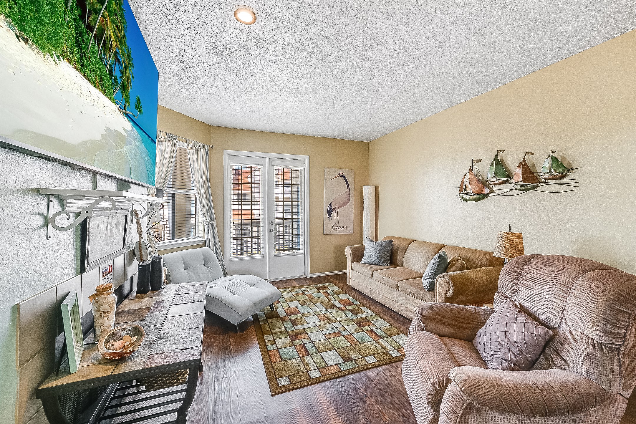 Living area with queen size sleeper sofa 