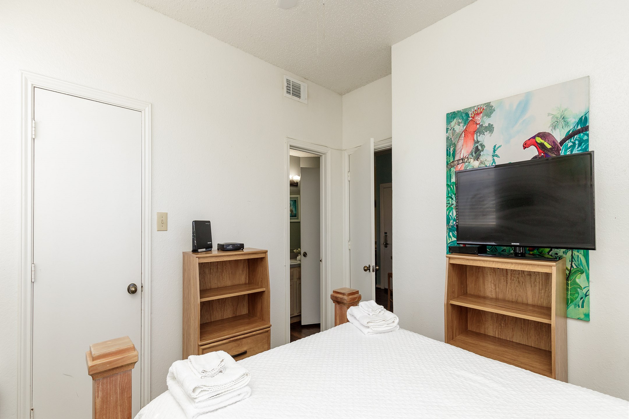 Second bedroom with queen size bed and flat screen TV