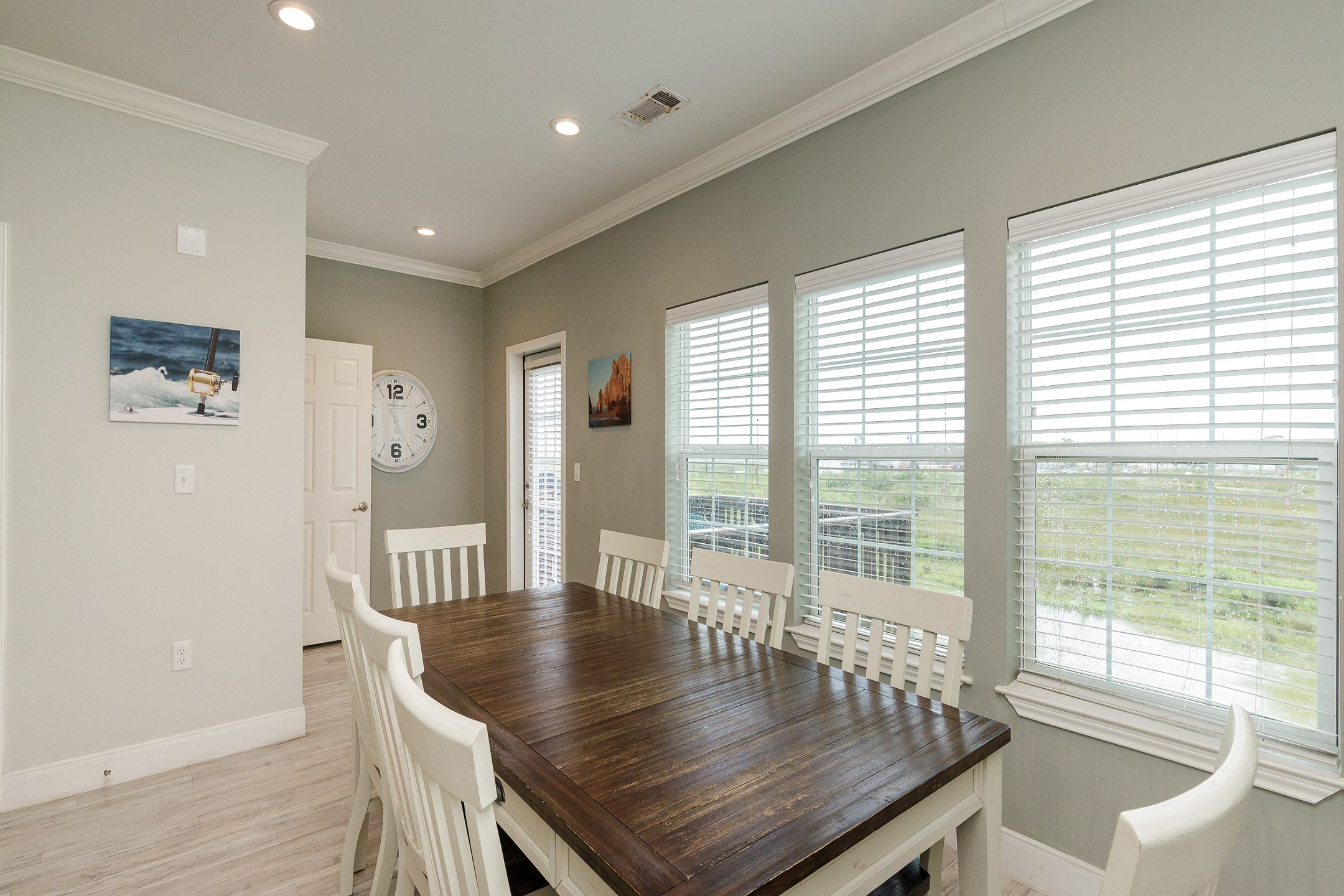 Spacious dining area, seating for eight