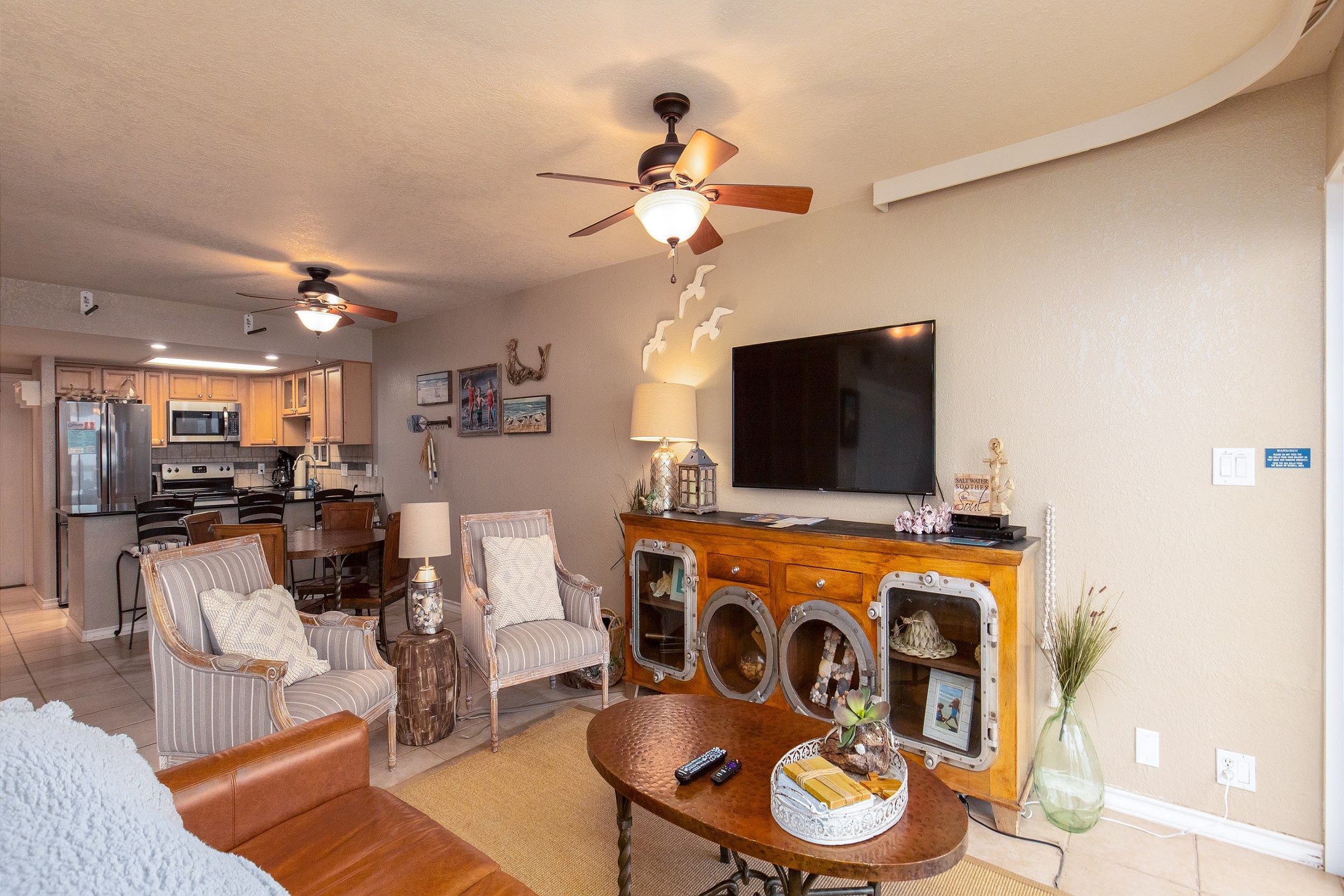 Comfy living with plenty of seating 