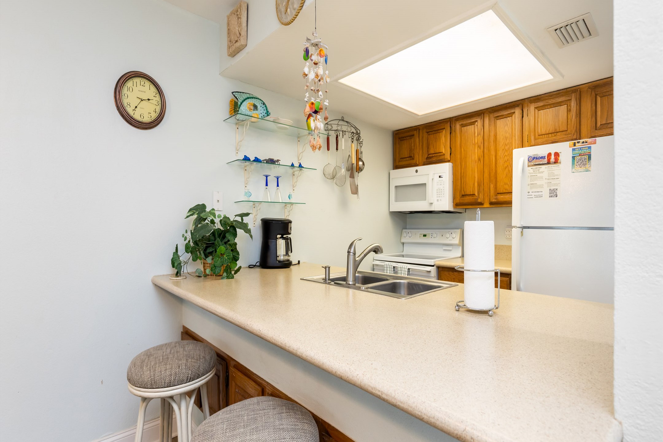 Breakfast bar and well-equipped kitchen