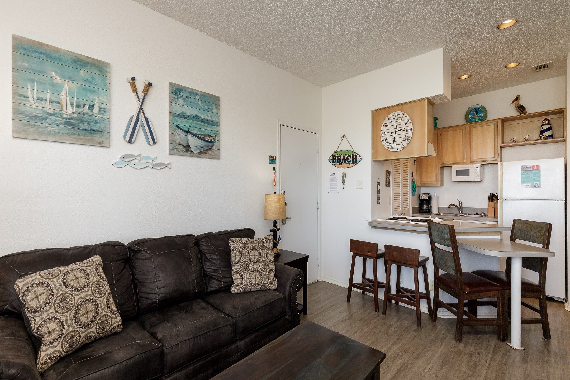 Living area with queen size sleeper sofa 
