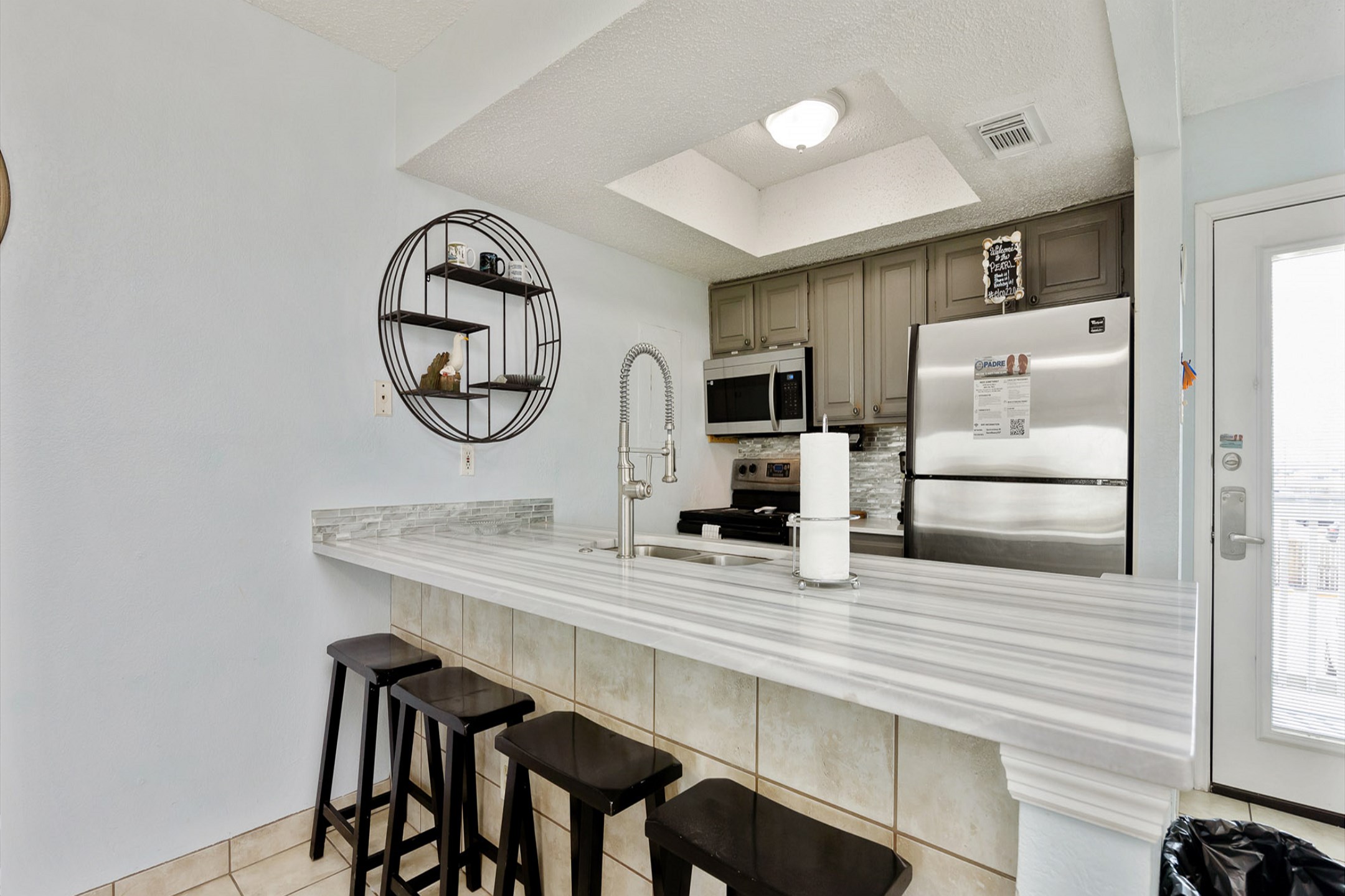 Breakfast bar and well-equipped kitchen
