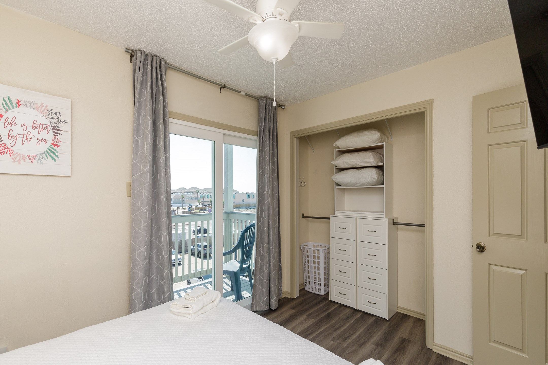 Second bedroom with king size bed, flat screen TV and private balcony 