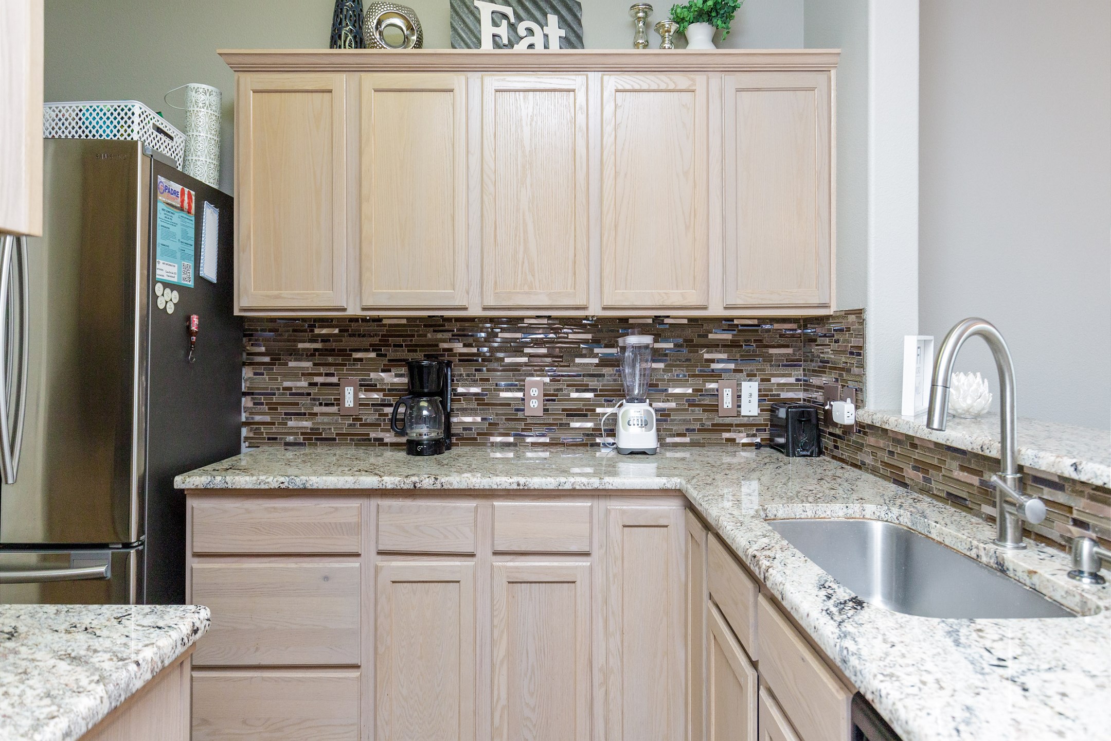 Beautiful counter tops and plenty of storage in this well-equipped kitchen