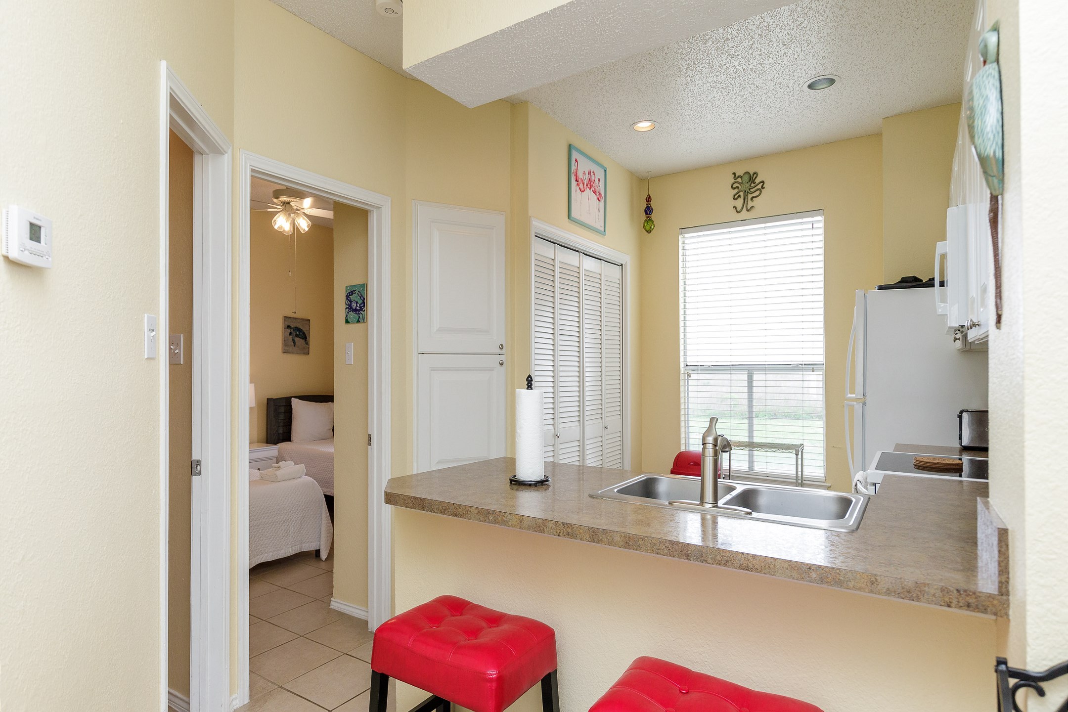 Breakfast bar and well-equipped kitchen