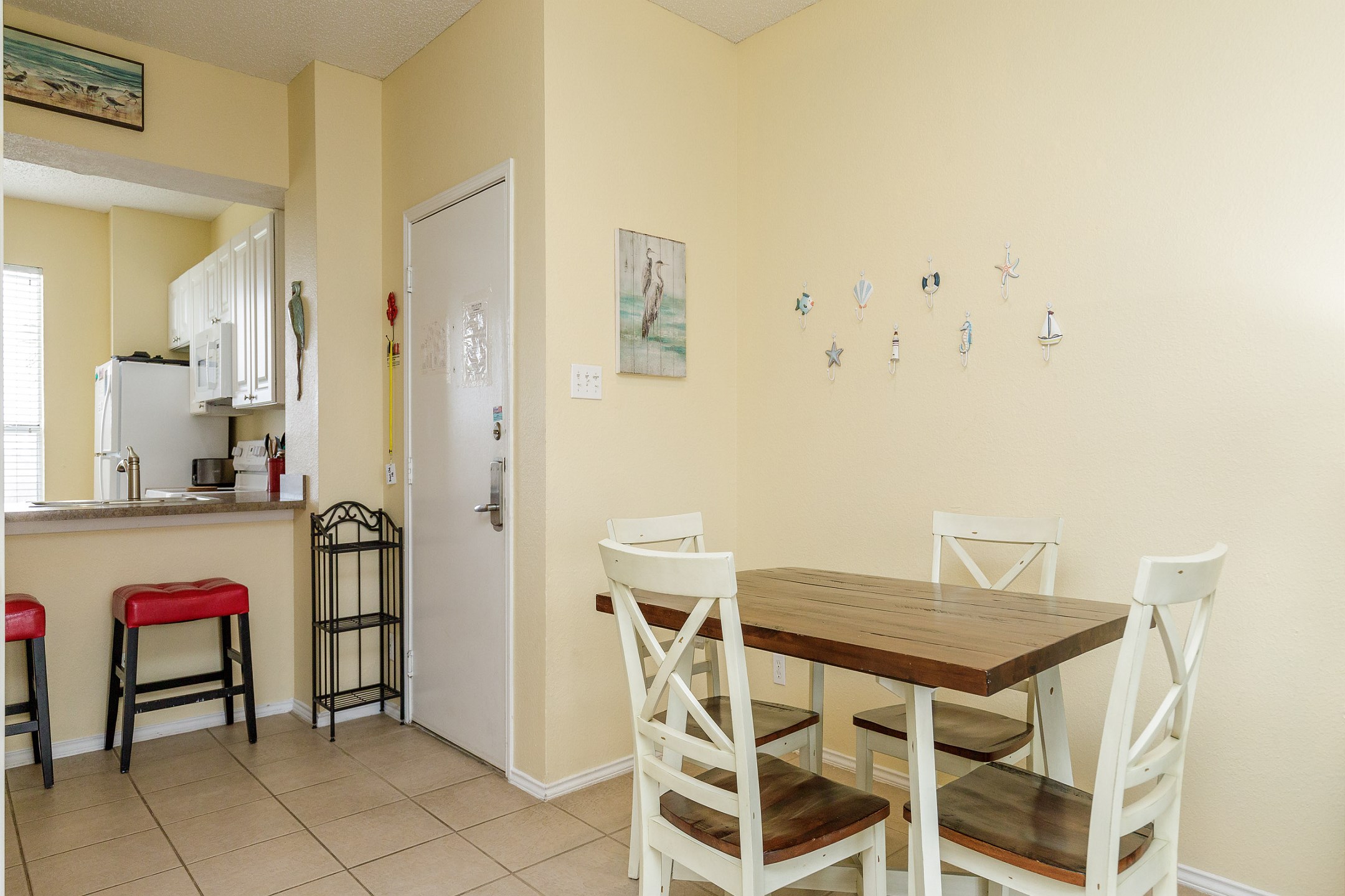 Dining area with easy access to the well-equipped kitchen