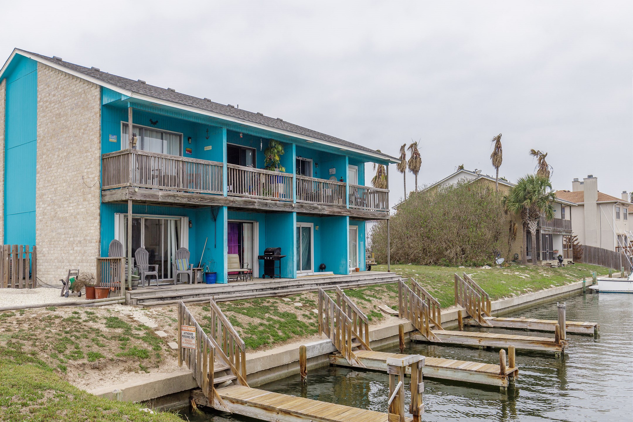 Waterfront complex to relax at during your vacation with reserved boat slip