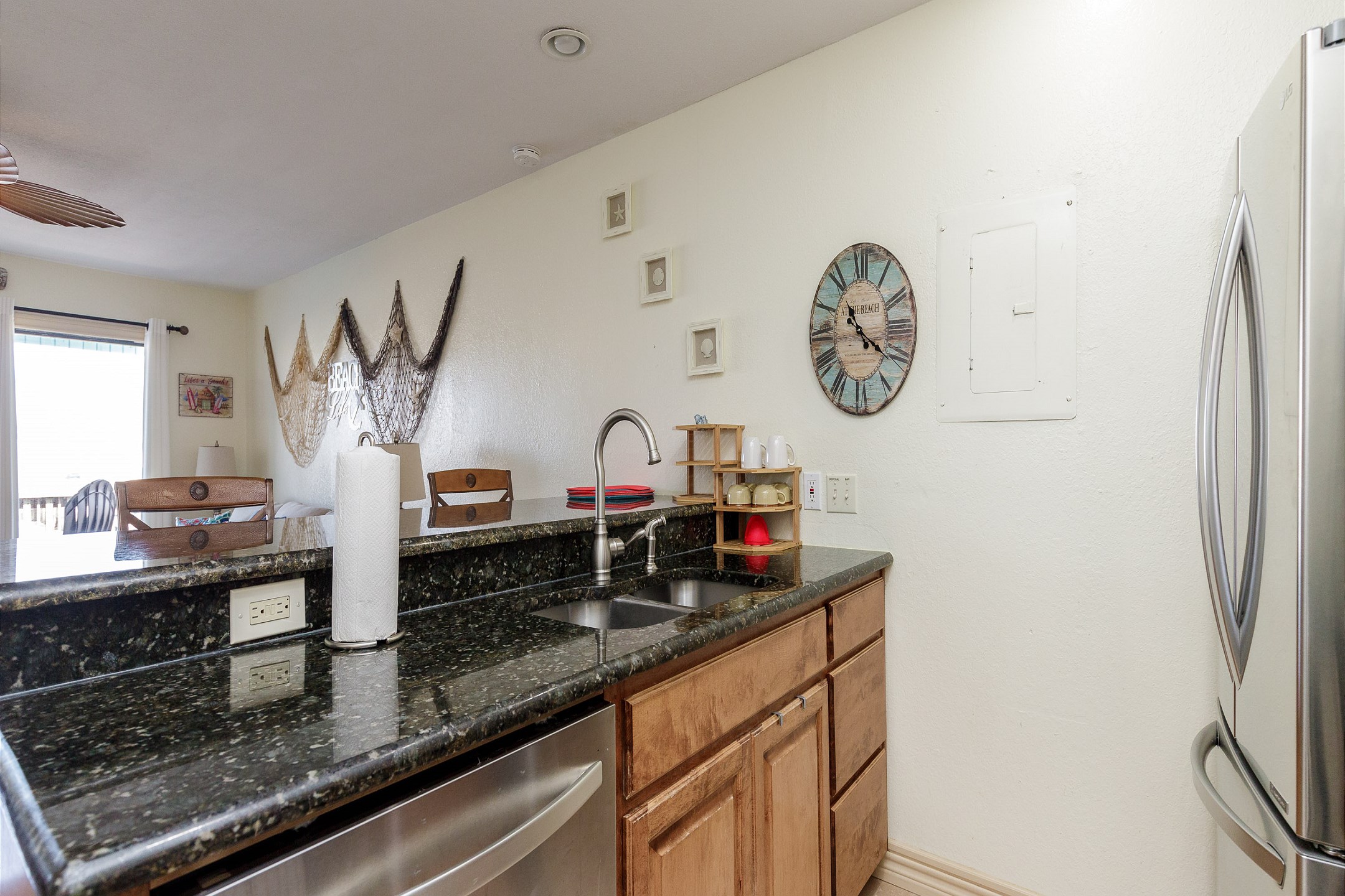 Kitchen area with everything you need to cook on vacation