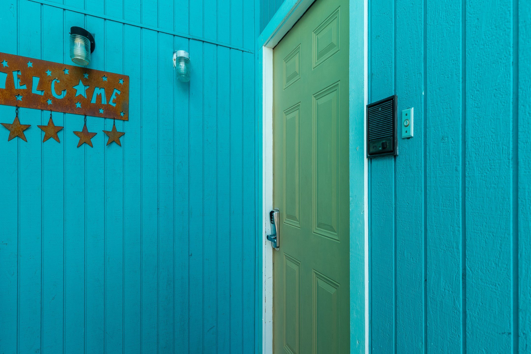 Welcome to Willow''s Bay Retreat located on the second floor - only stairs available