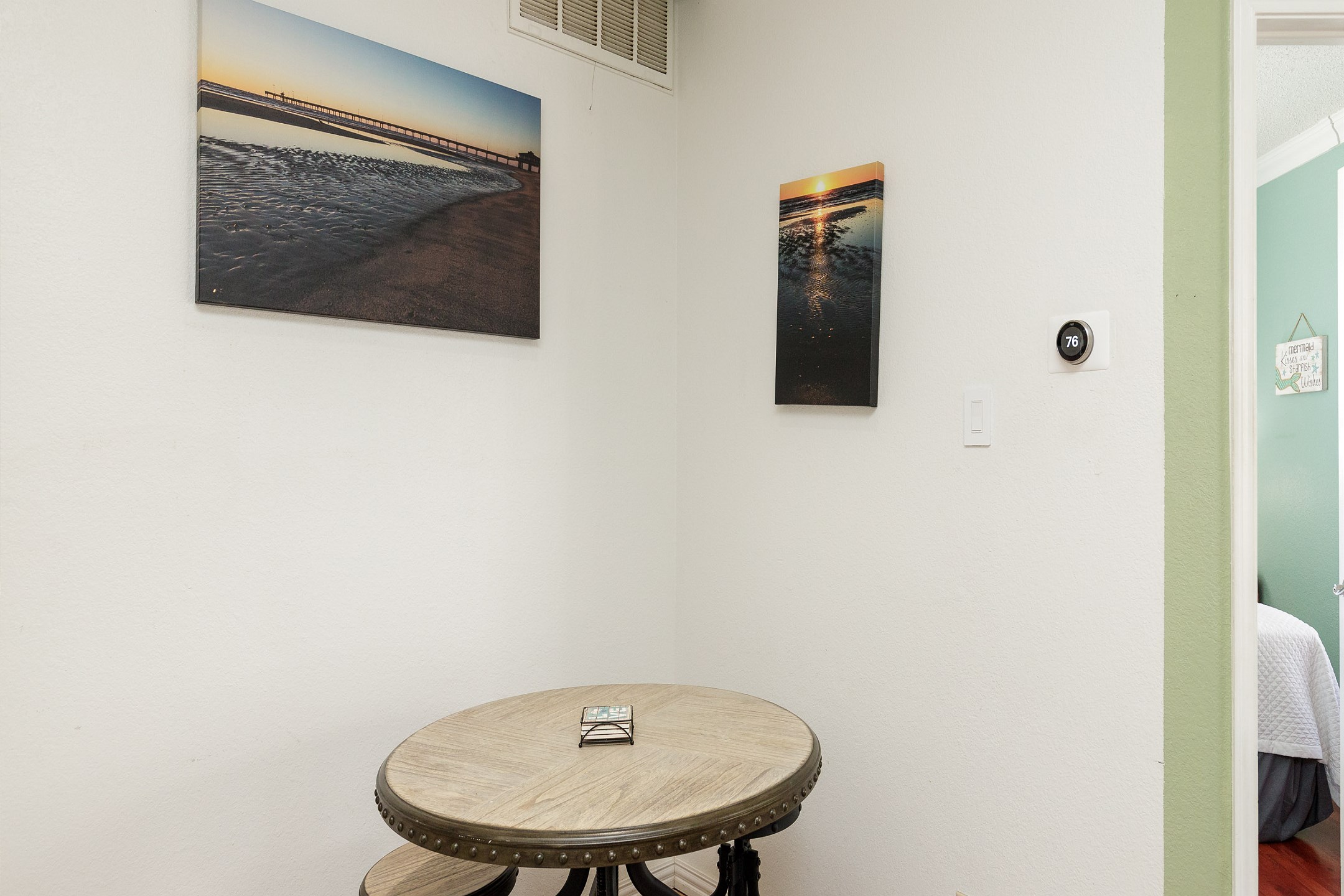 Dining area, seating for four 