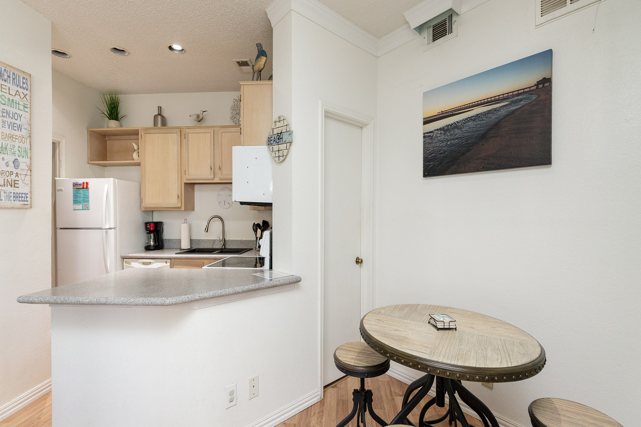Great dining and kitchen area for cooking 