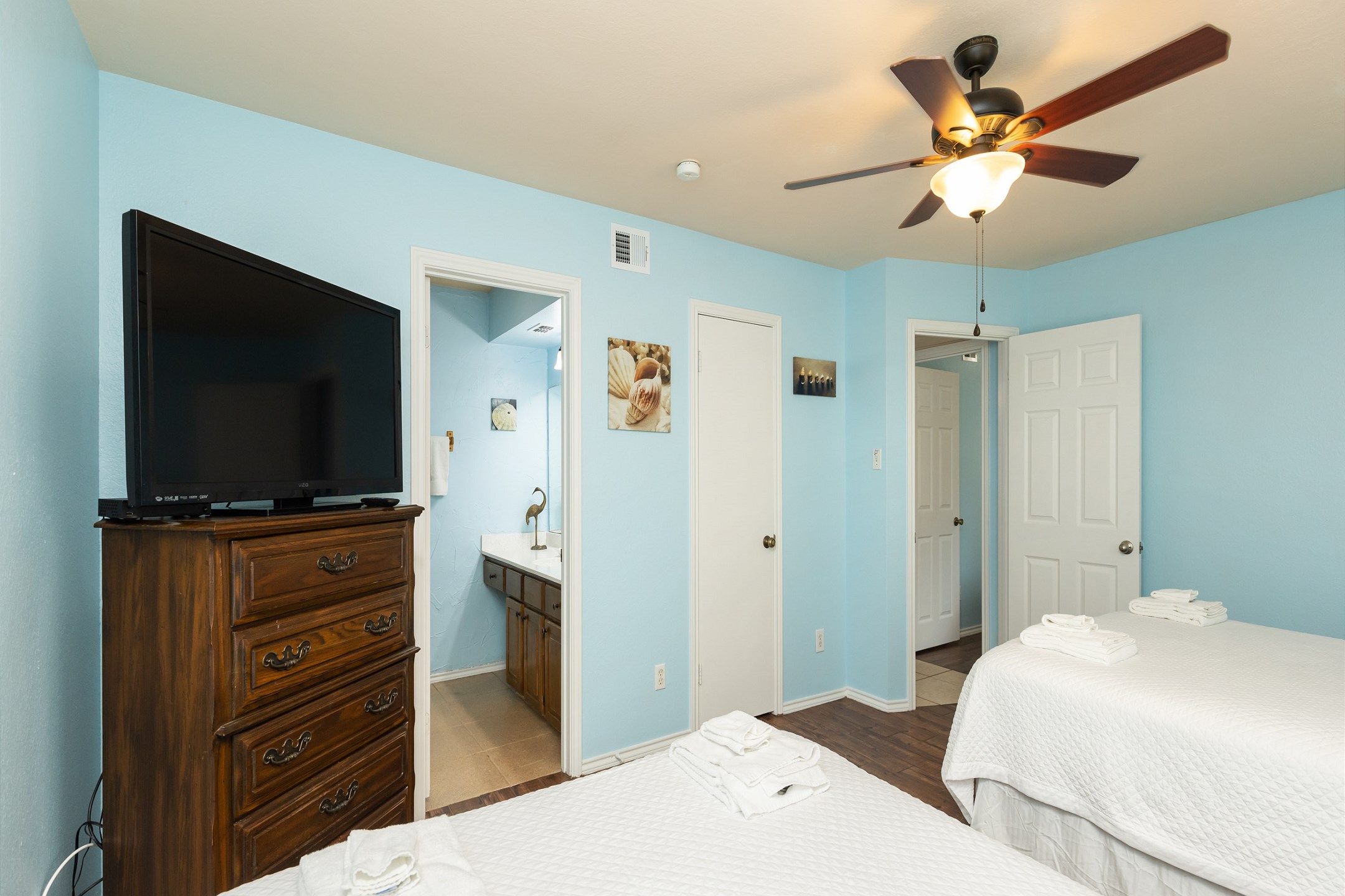 Second bedroom with two queen size beds and flat screen TV