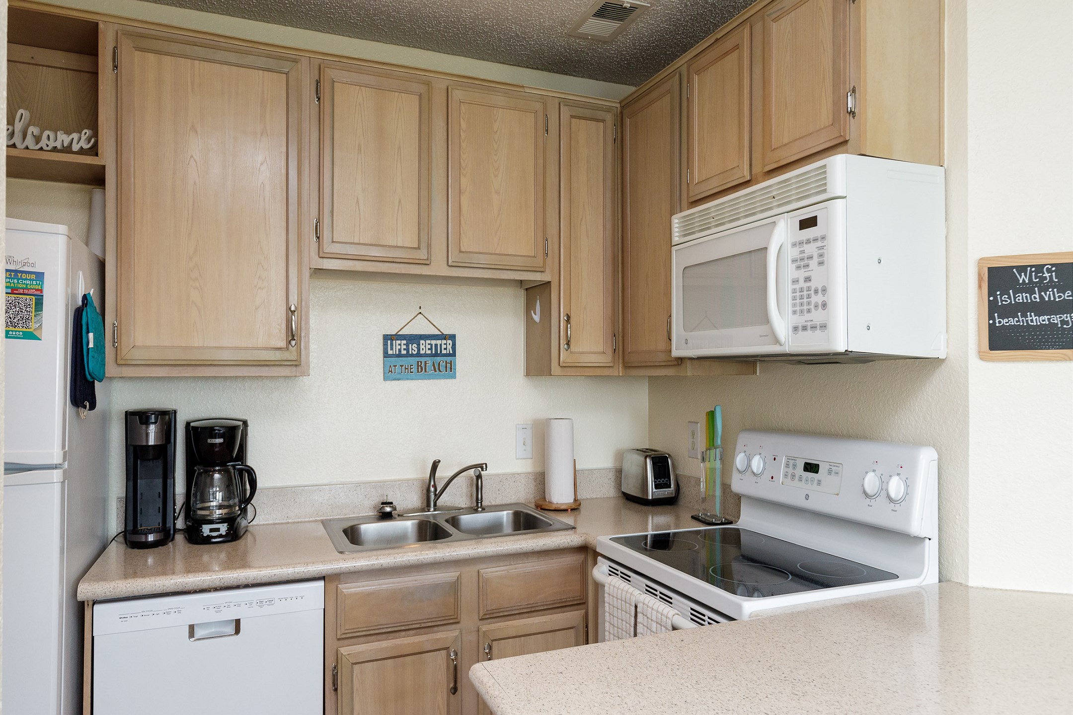 Fully equipped kitchen with 12 cup coffee maker 