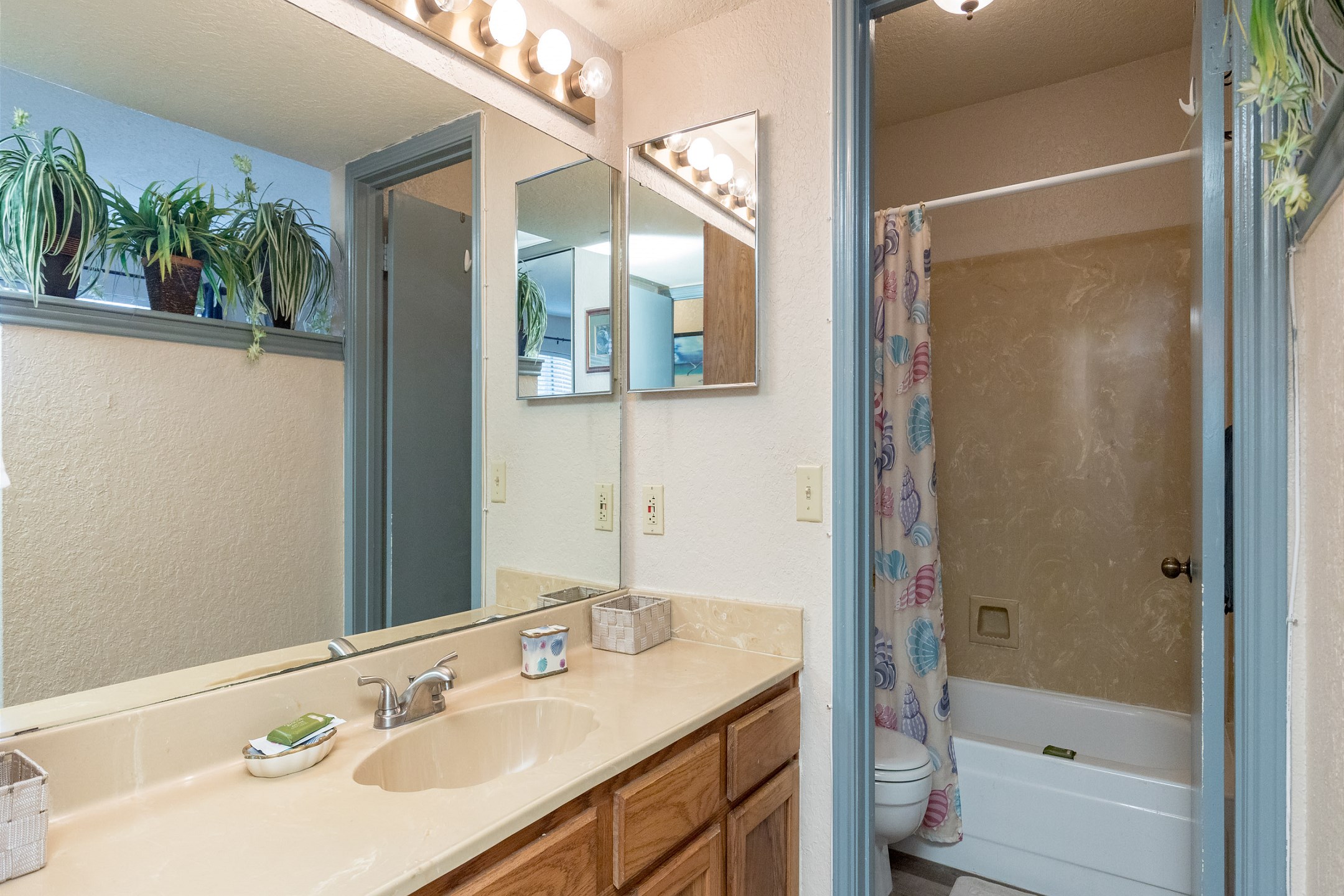 Guest bathroom with a toilet, sink, and a combination tub/shower