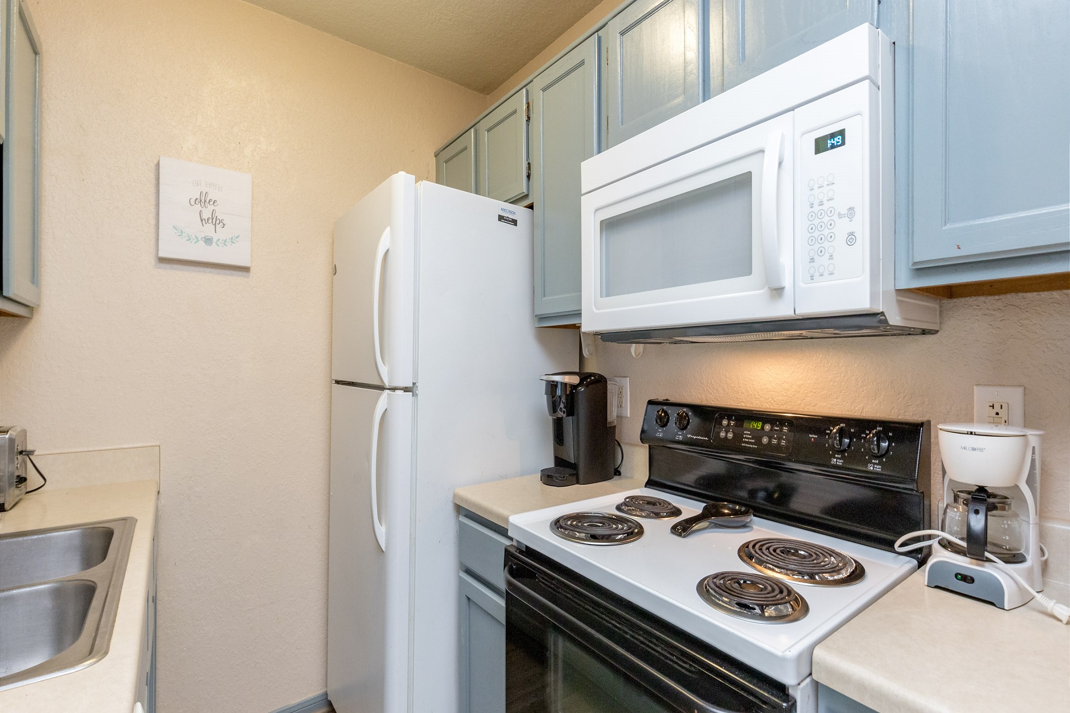 Fully equipped kitchen with 12 cup coffee maker 