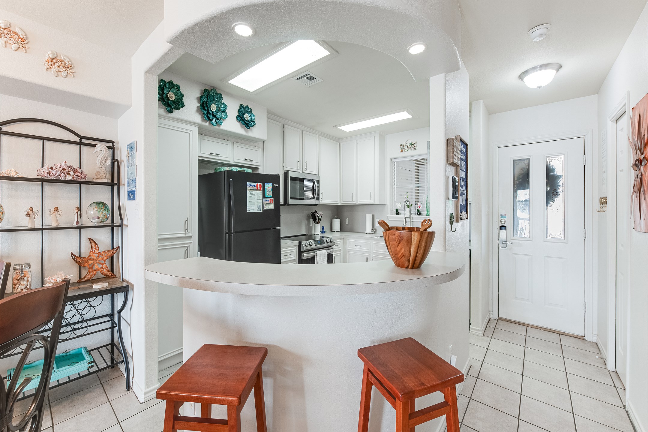 Breakfast bar and well-equipped kitchen