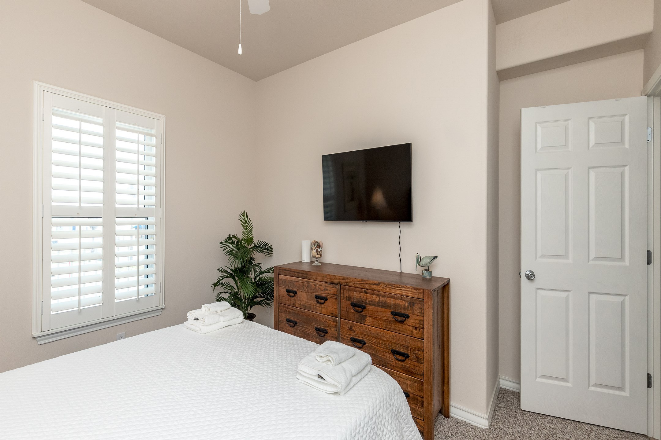 Second bedroom with queen size bed and flat screen TV