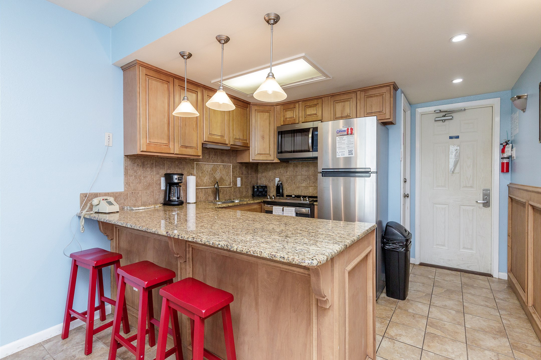 Well-equipped kitchen with breakfast bar 