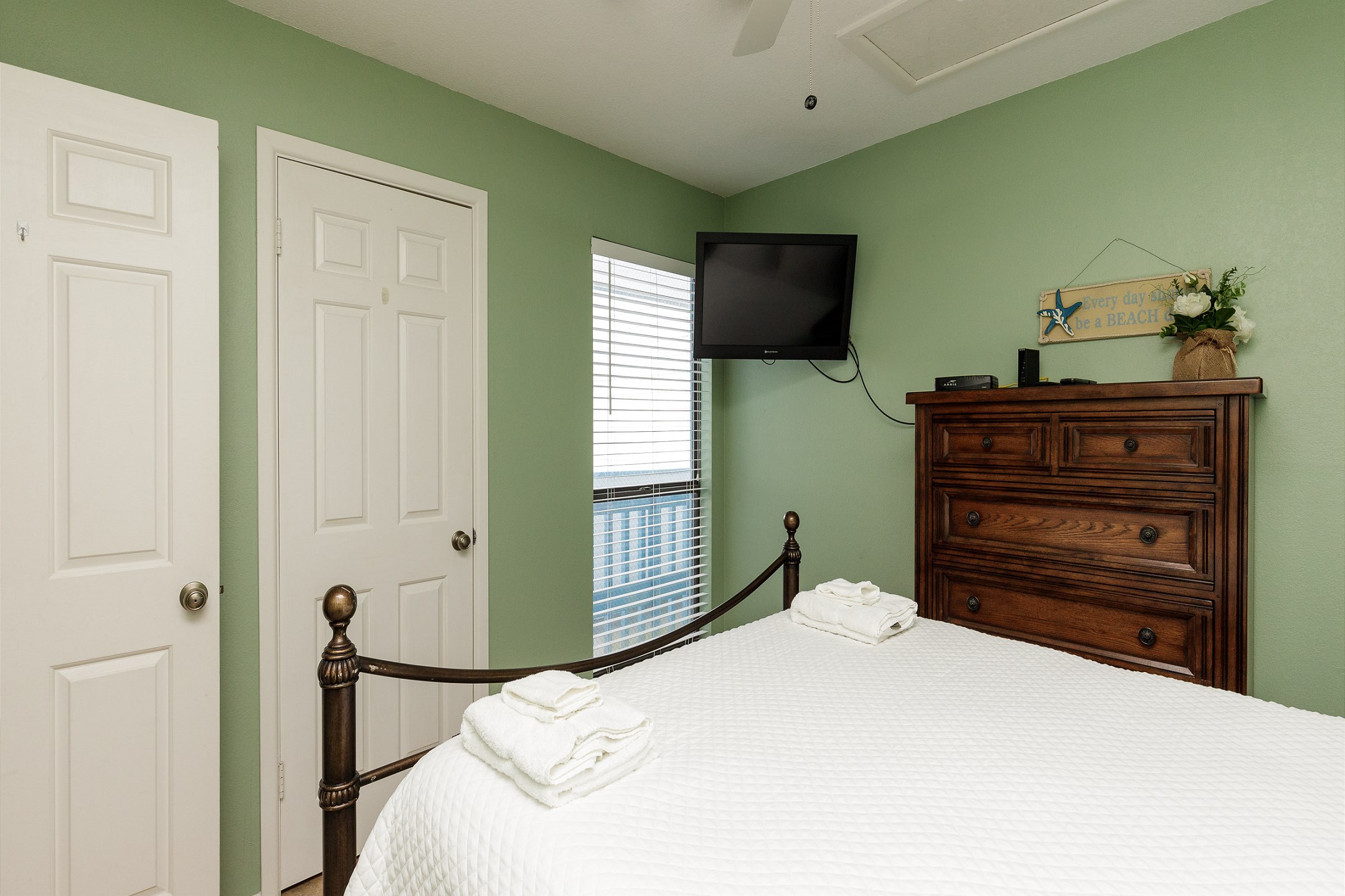 Second bedroom with a queen size bed and flat screen TV