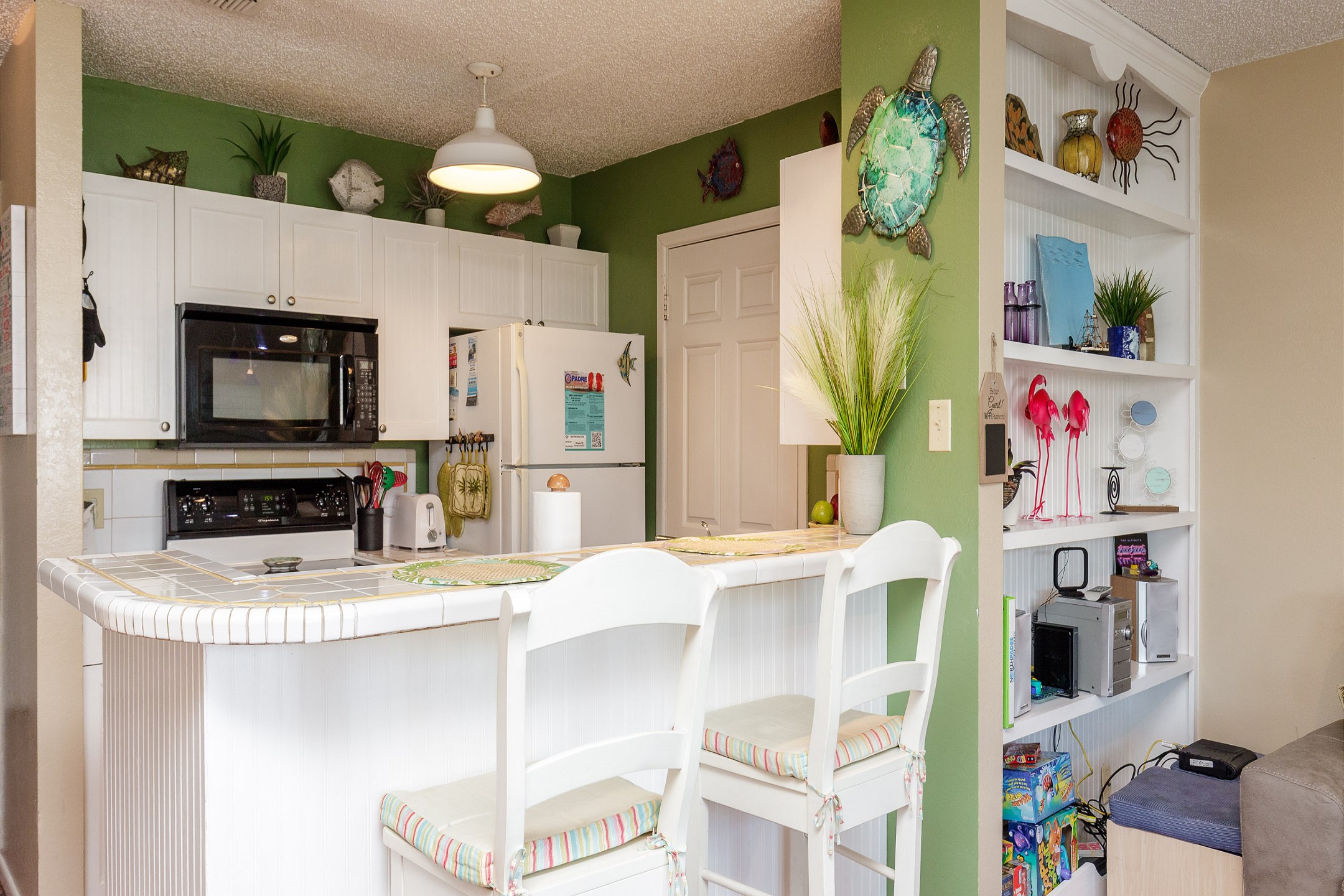 Breakfast bar and well-equipped kitchen