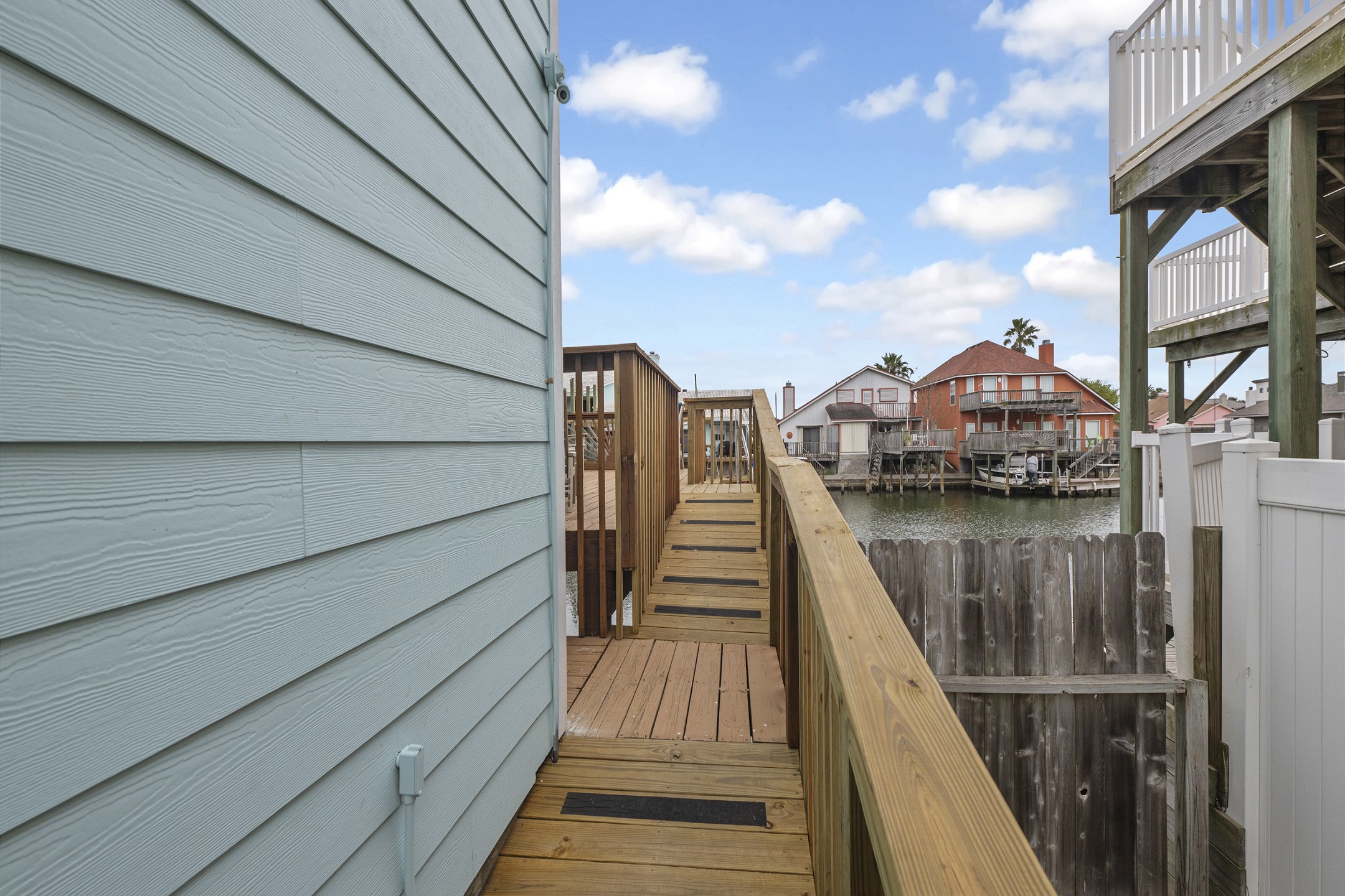 Side ramp leading to sundeck