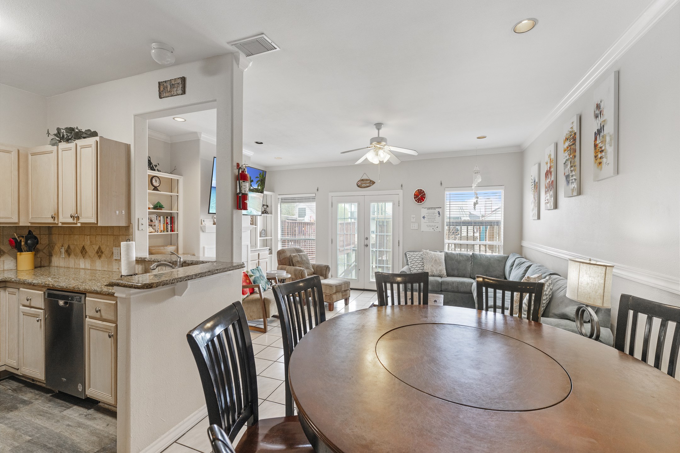 Charming living area with open concept to enjoy time with the family 