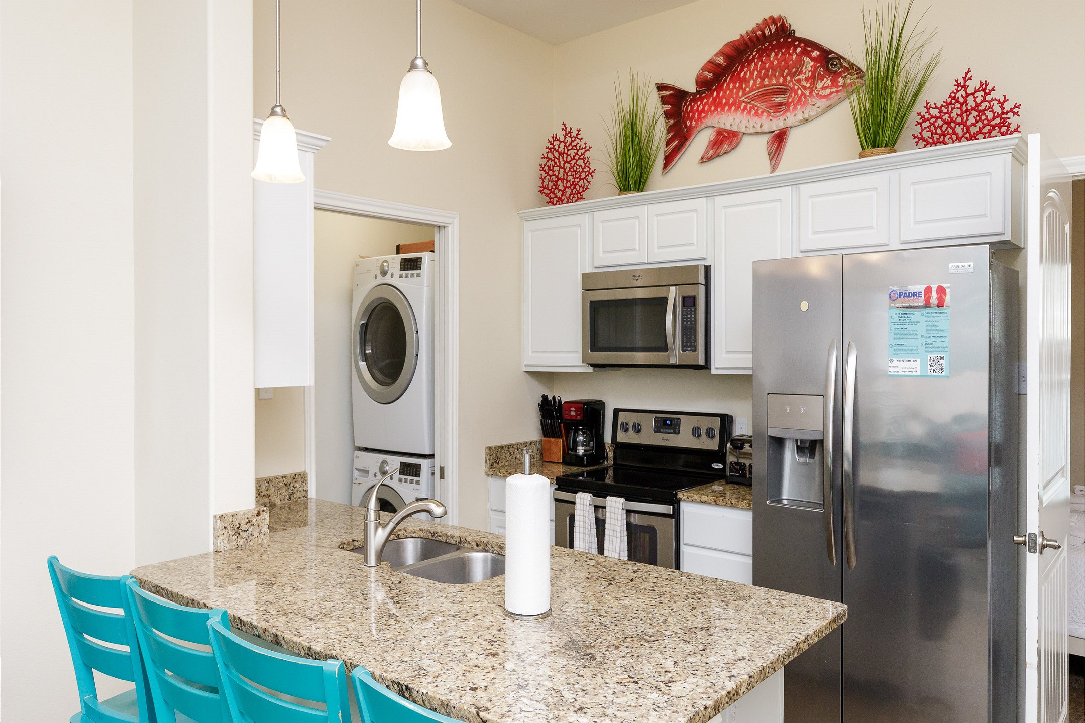Well-equipped kitchen with breakfast bar 
