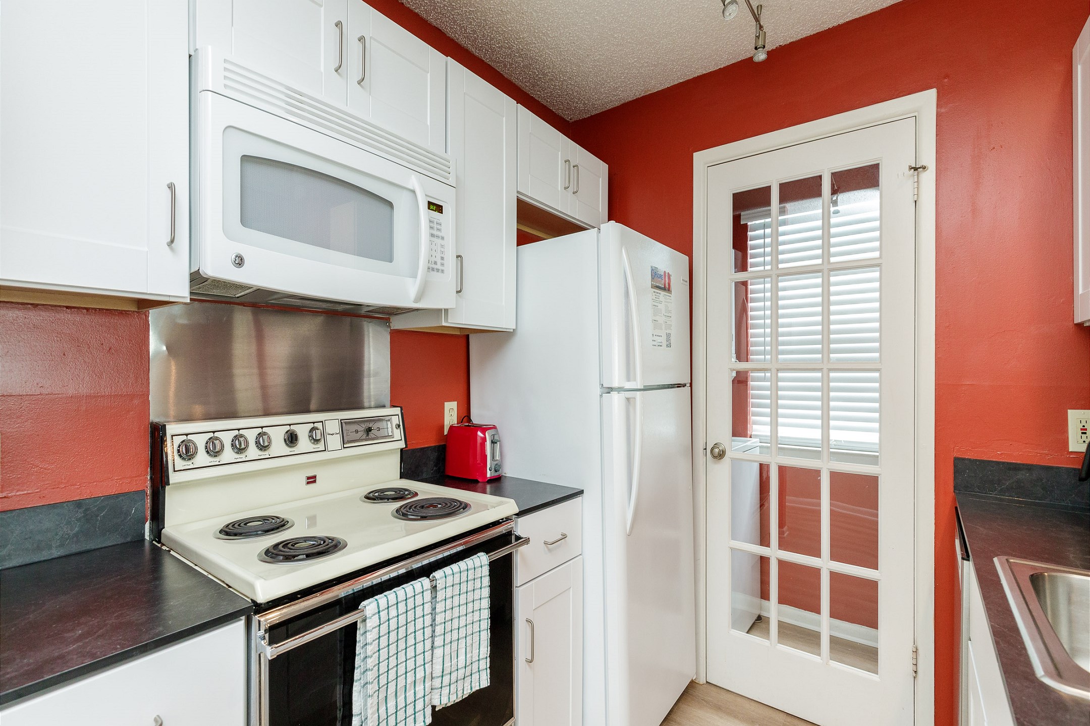Fully equipped kitchen with everything you need to cook on your vacation