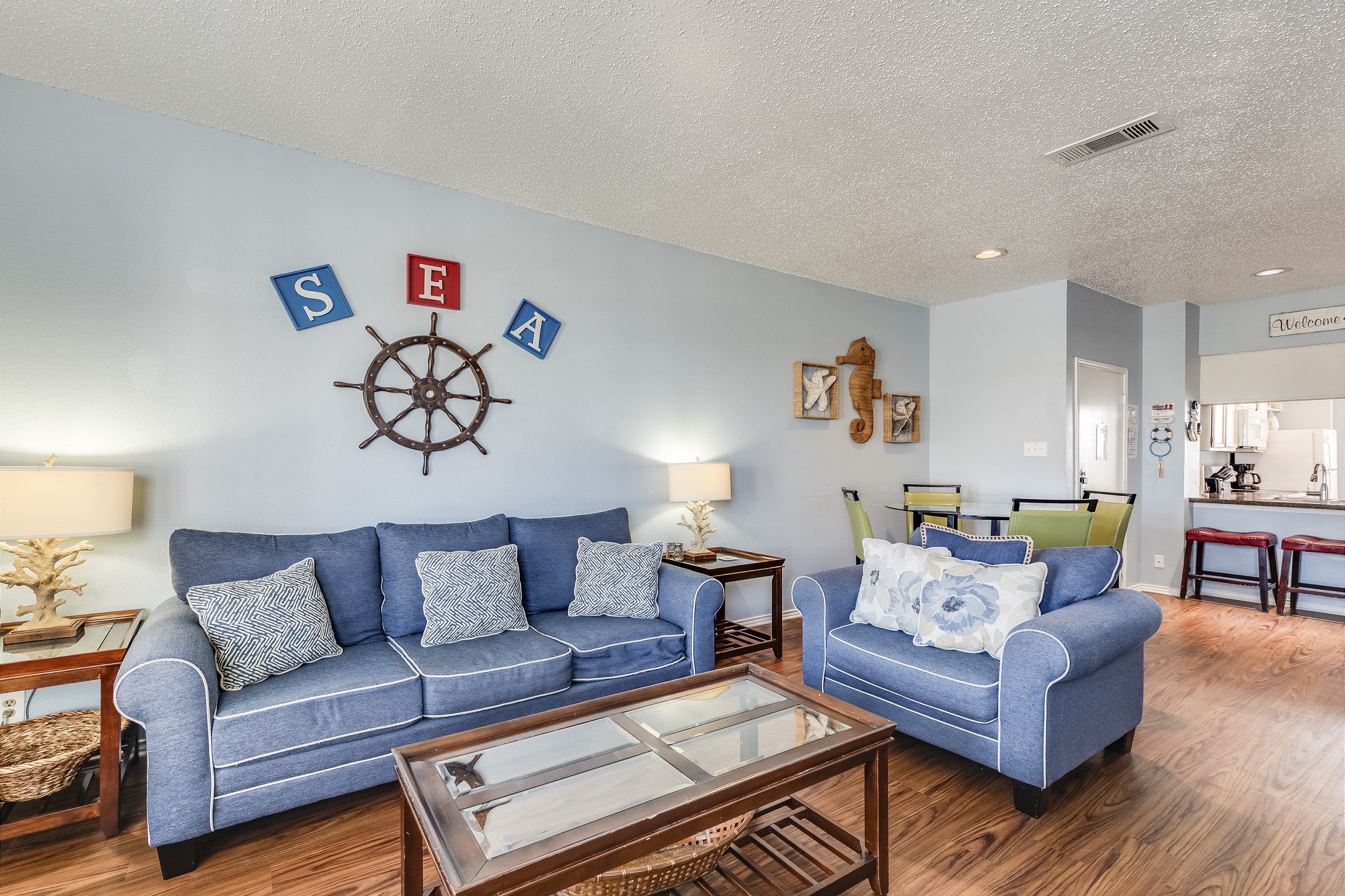 Living area with queen size sleeper sofa 