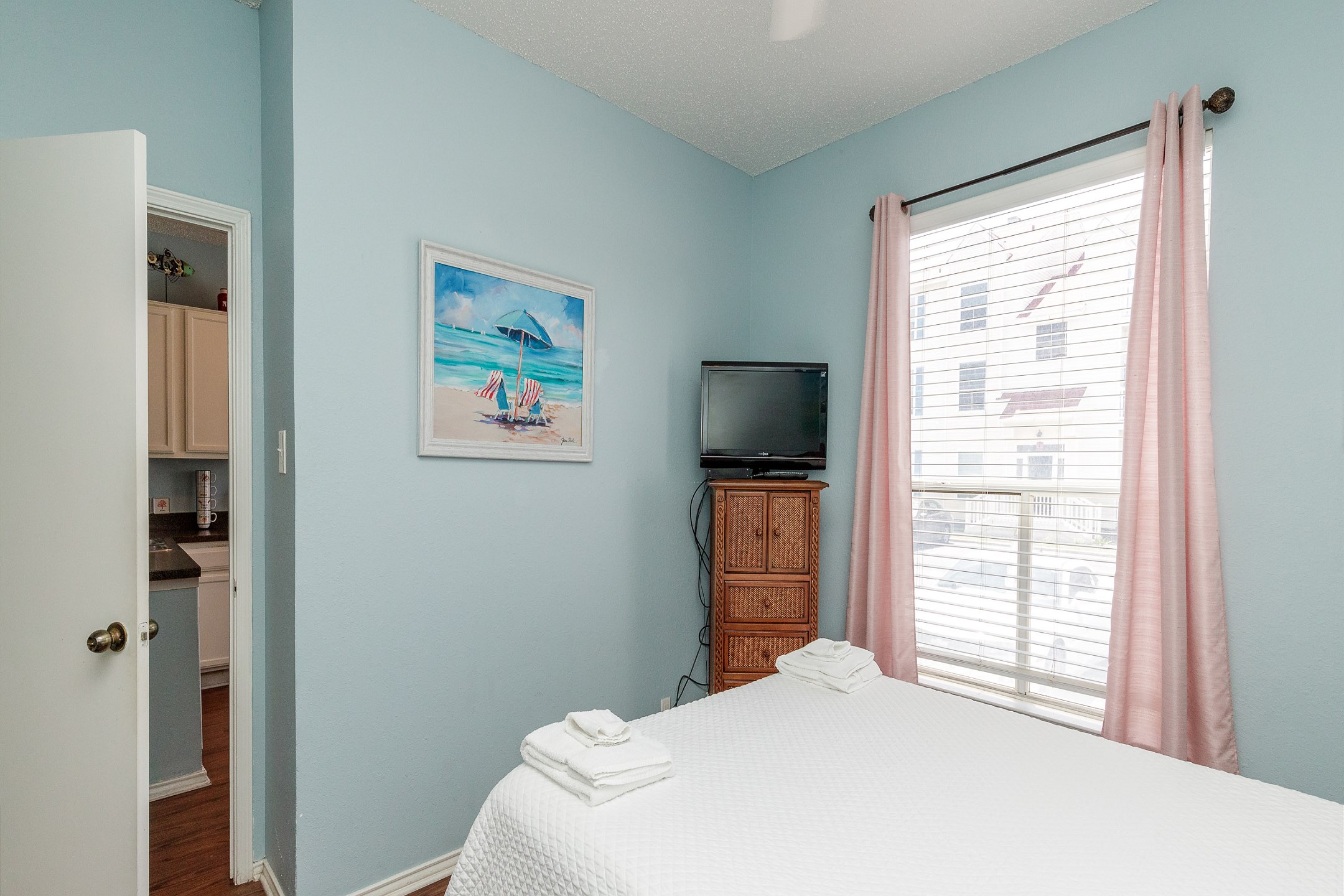 Second bedroom with queen size bed and flat screen TV