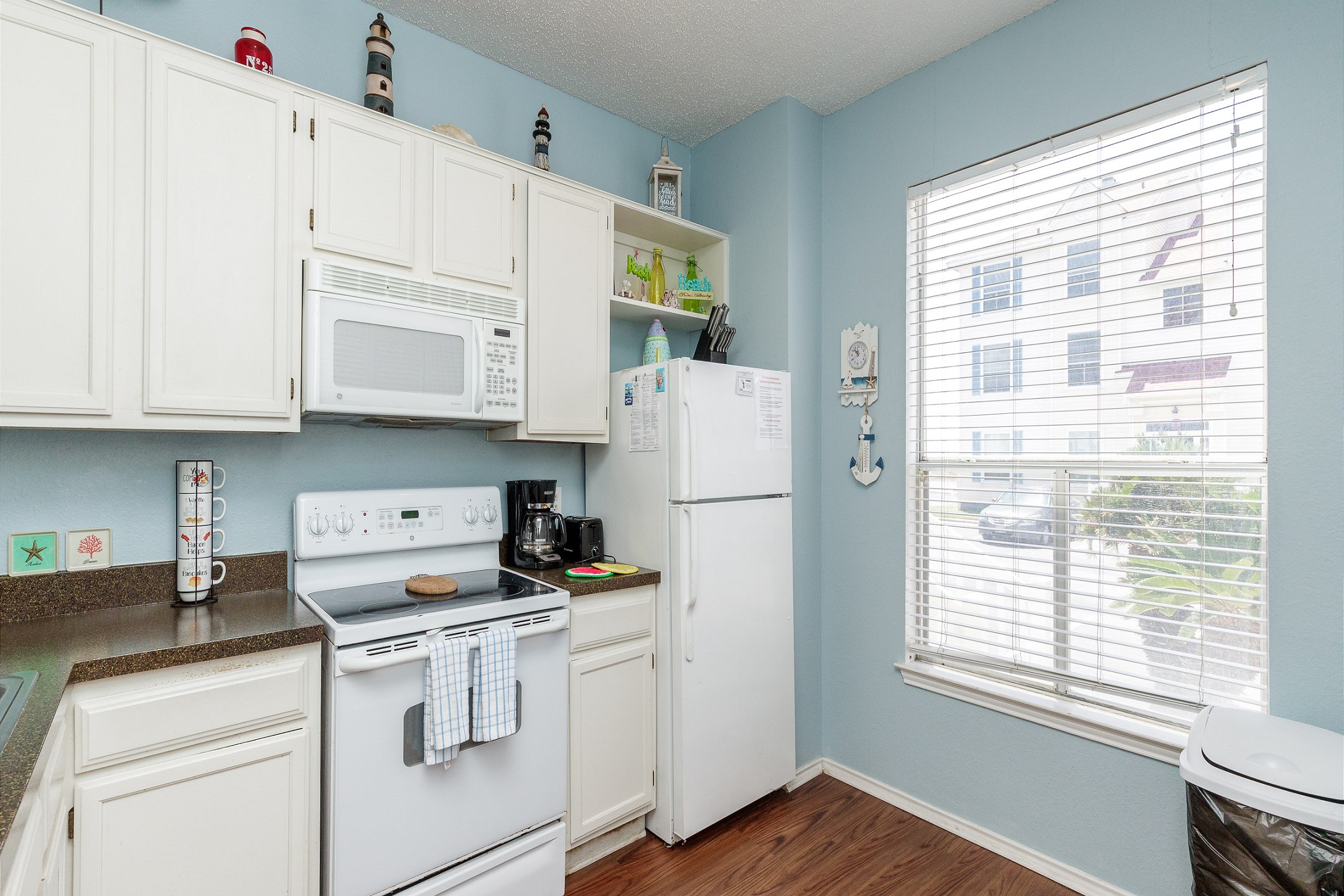 Great kitchen space to cook meals on your vacation 