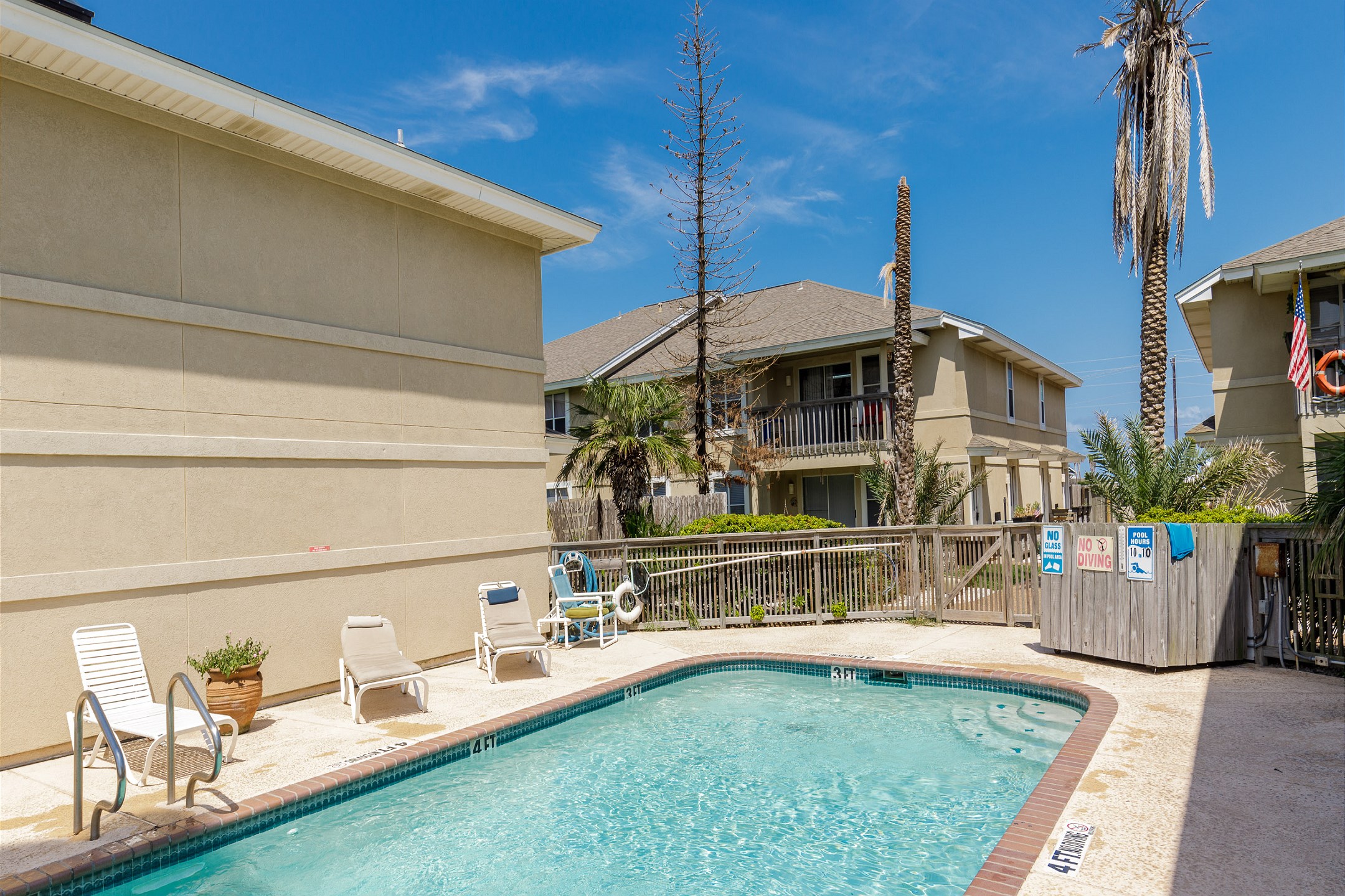 Lakeshore Villas sparkling pool