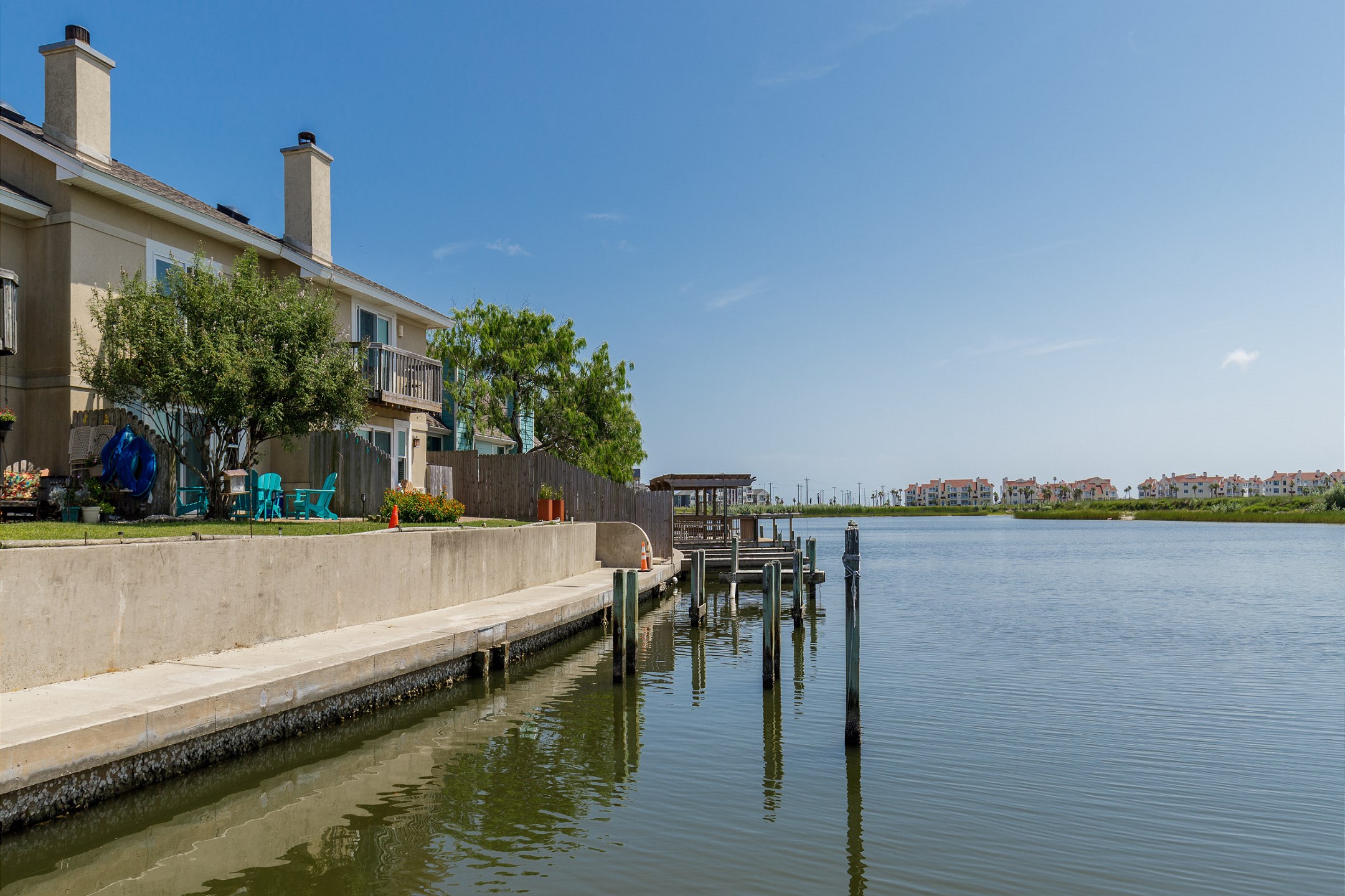 Great complex off the canal with beautiful views