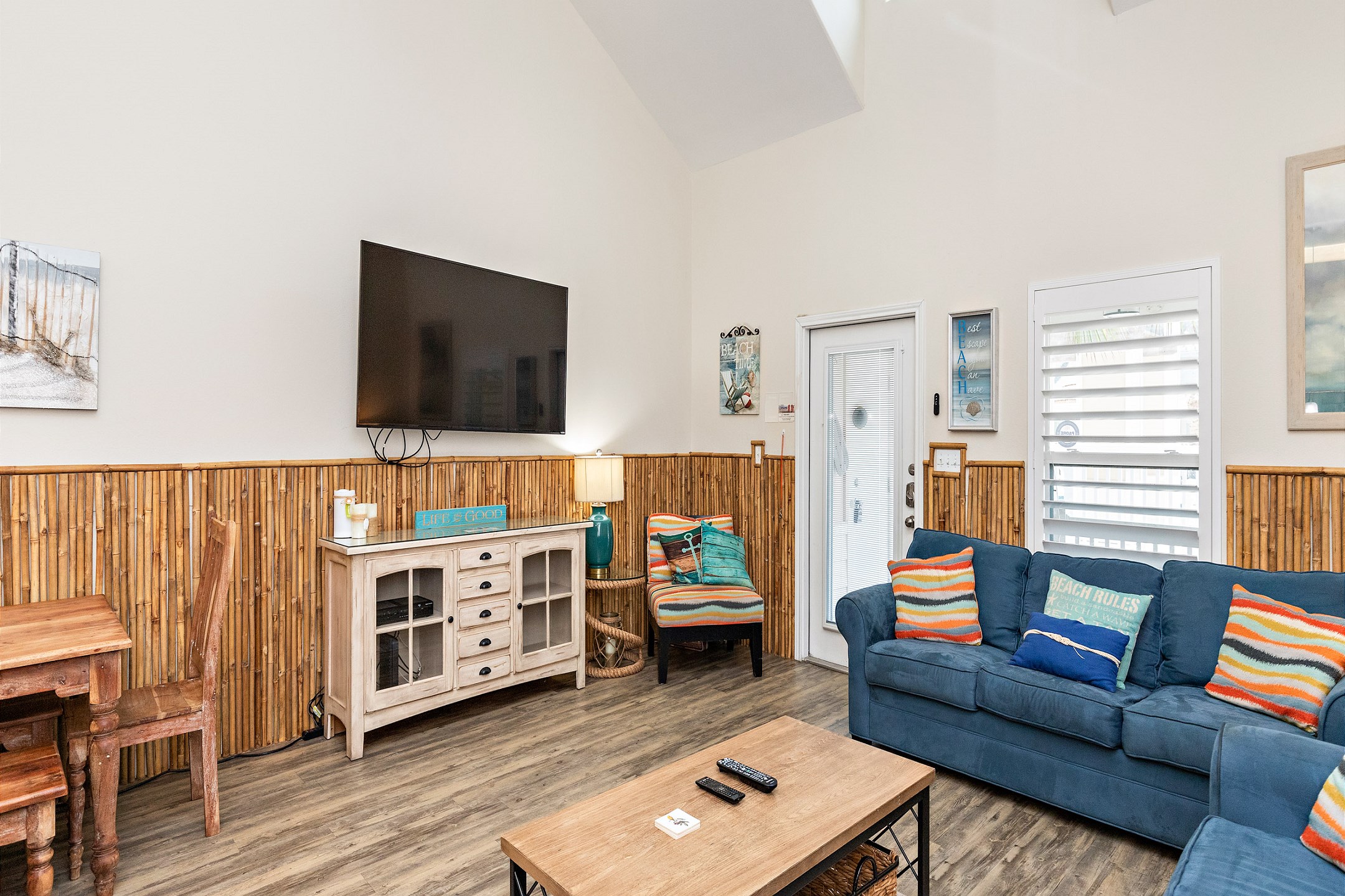 Living area to spend time with the family and enjoy the flat screen TV