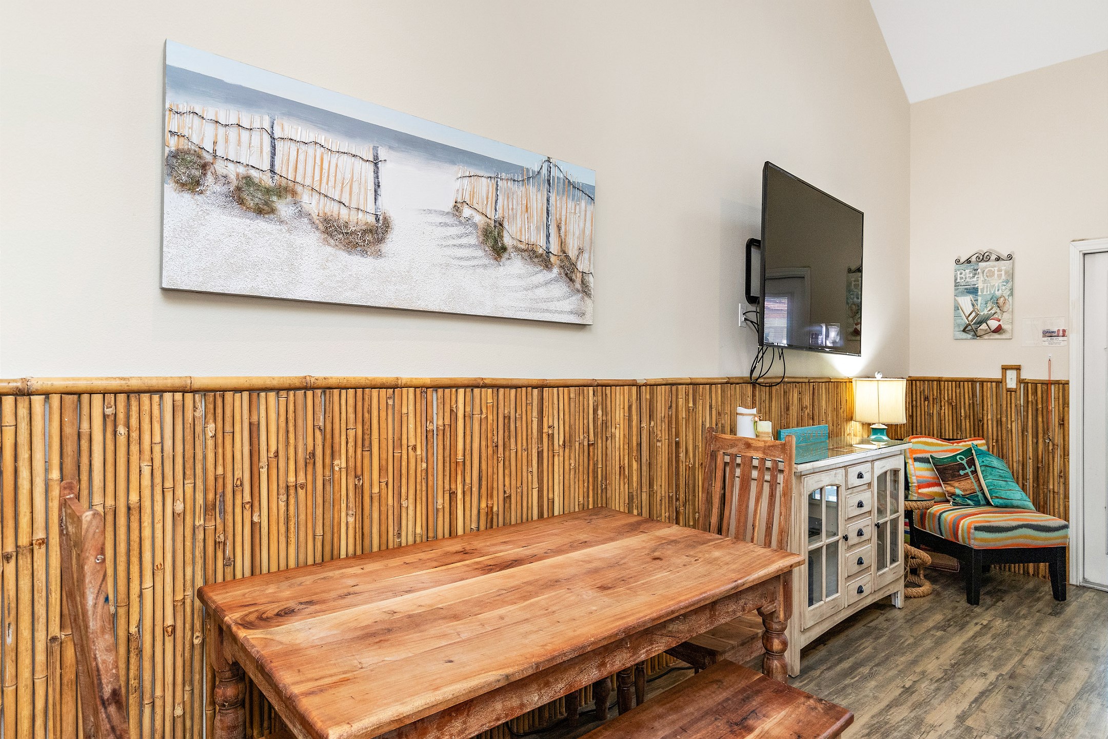 Large dining table to make new memories with the family 