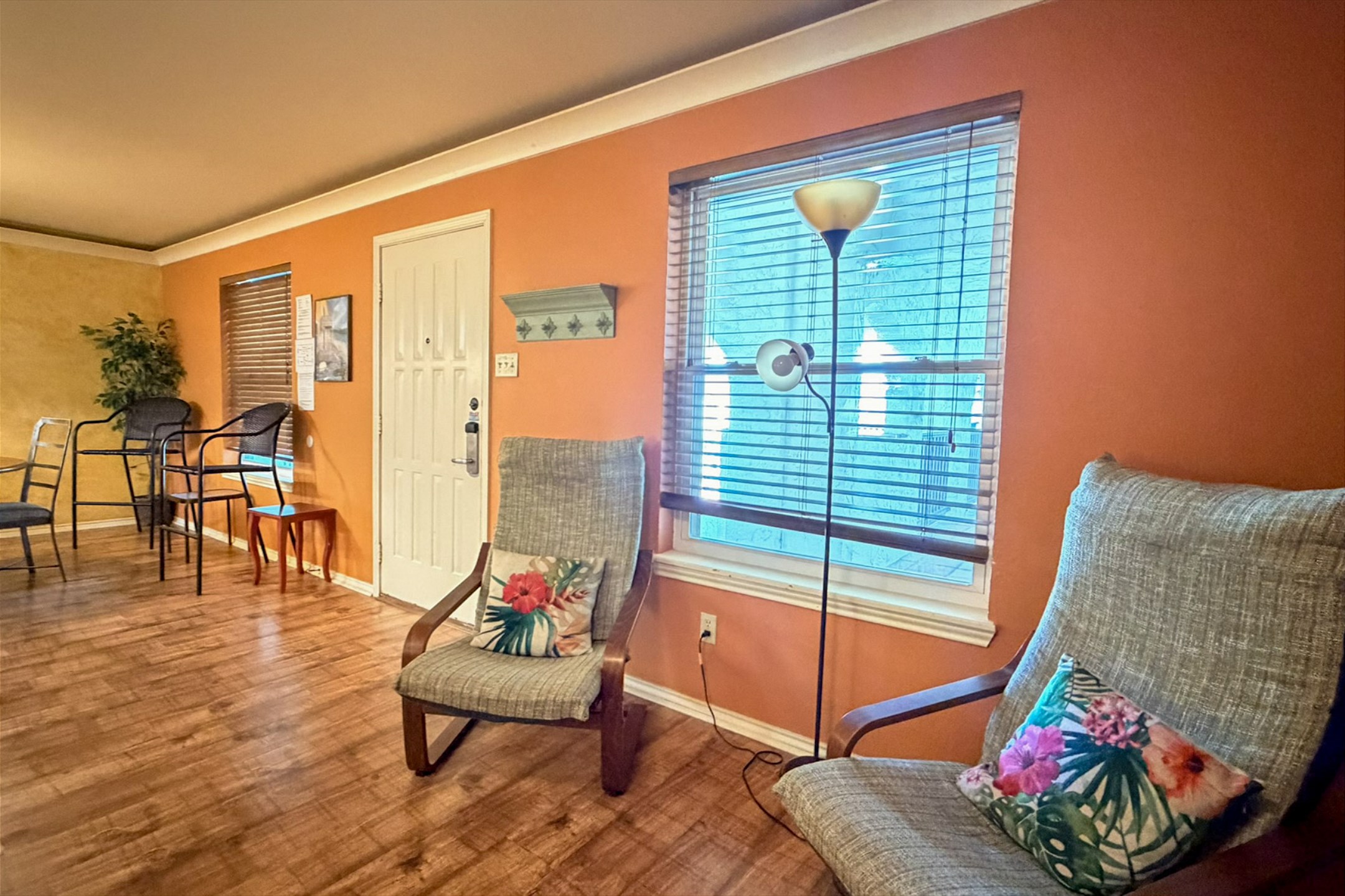 Living space to relax with family and friends with cozy seating