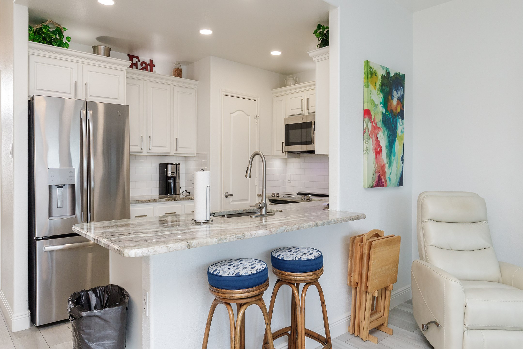 Island breakfast bar for casual dining 