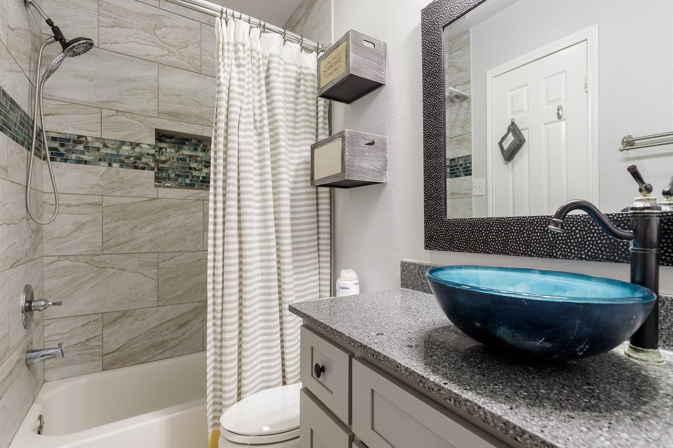 Guest bathroom on the first floor with tub and shower 