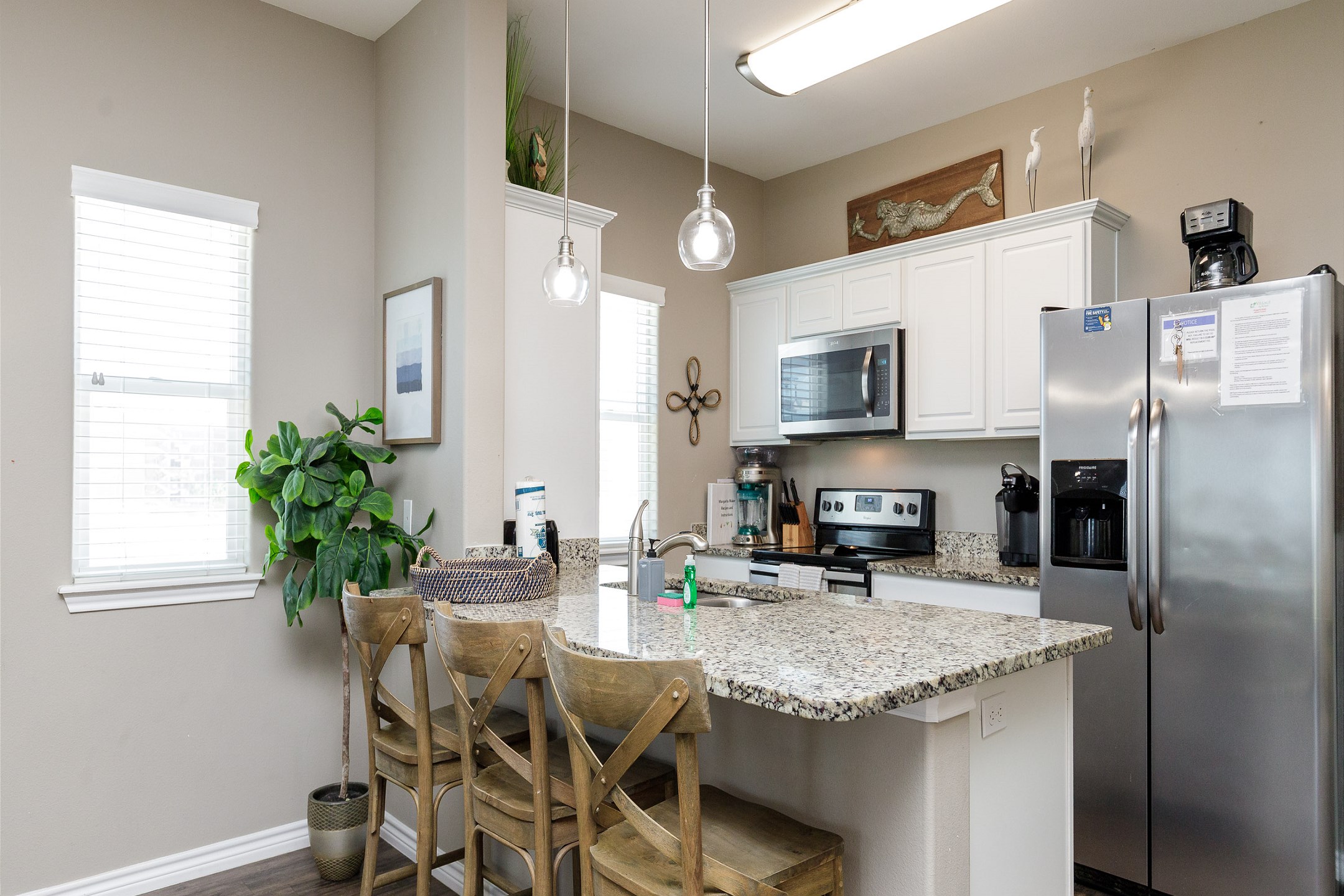 Breakfast bar and well-equipped kitchen to enjoy meals with the family