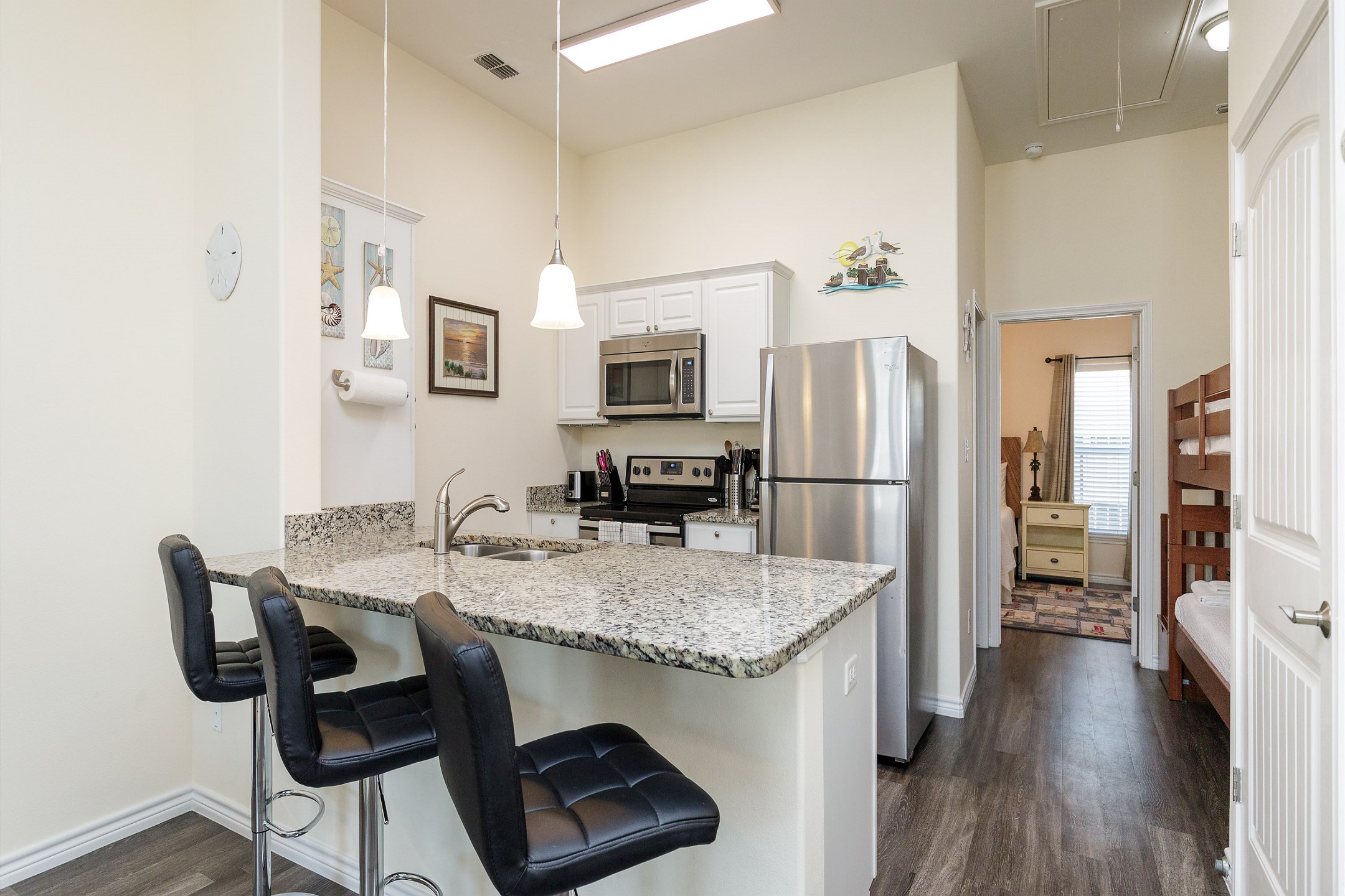 Breakfast bar and well-equipped kitchen