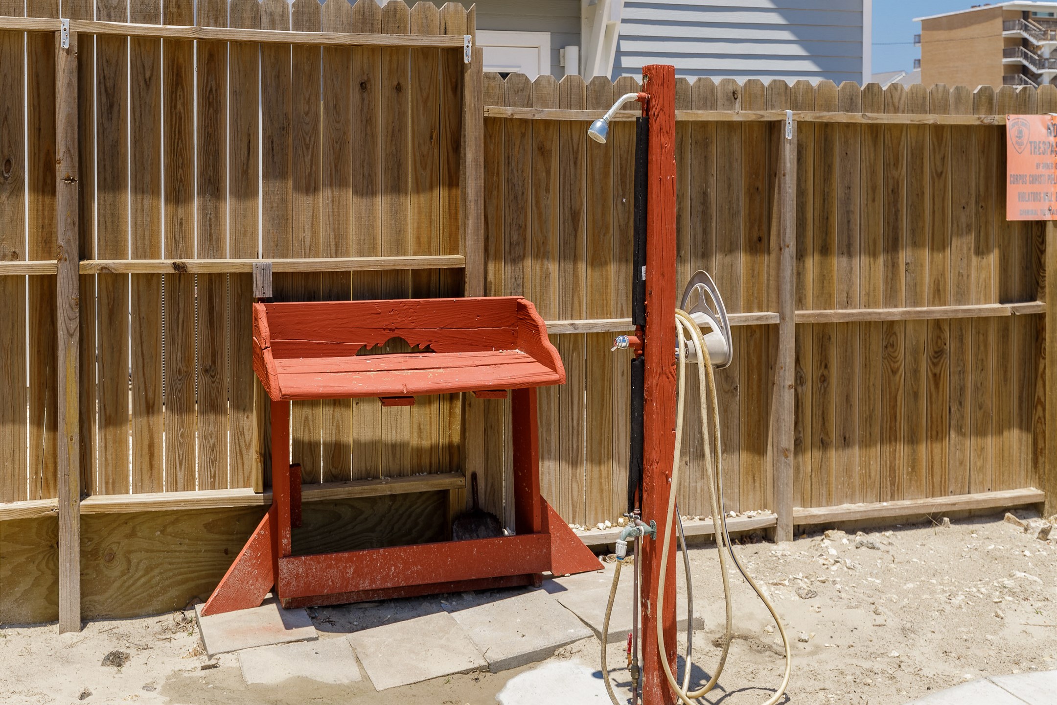 Cleaning station with hose