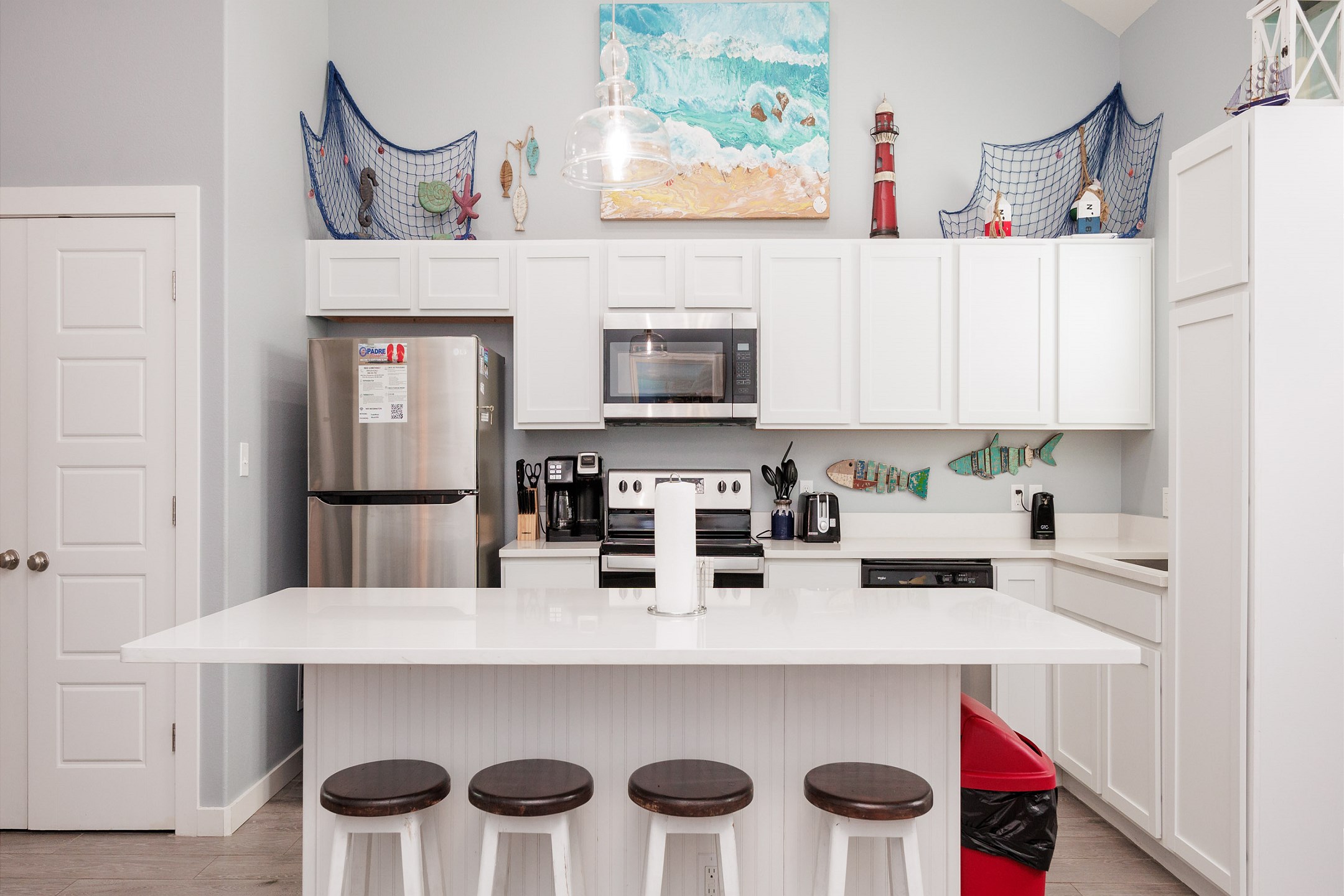 Breakfast bar and well-equipped kitchen