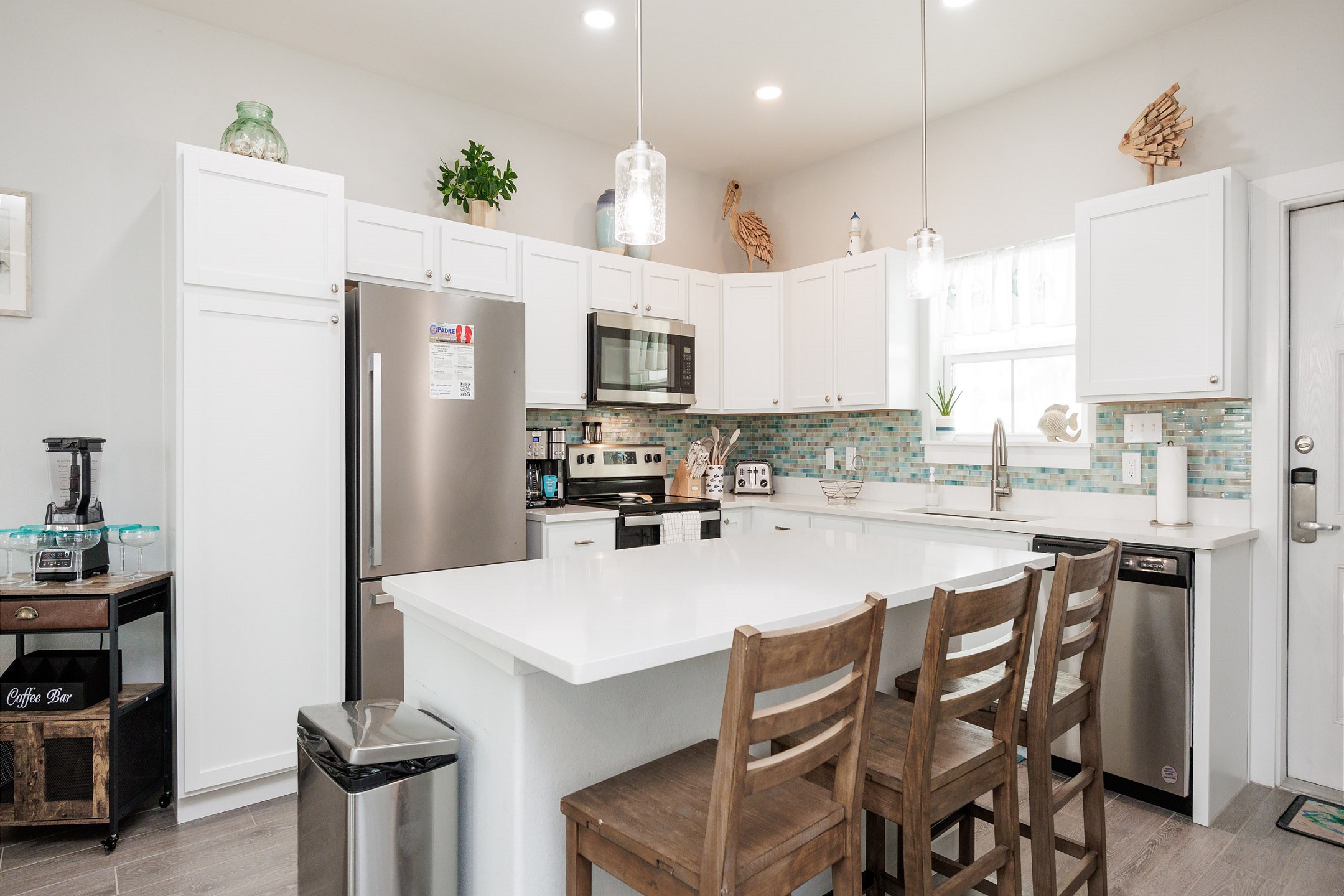 Breakfast bar and well-equipped kitchen