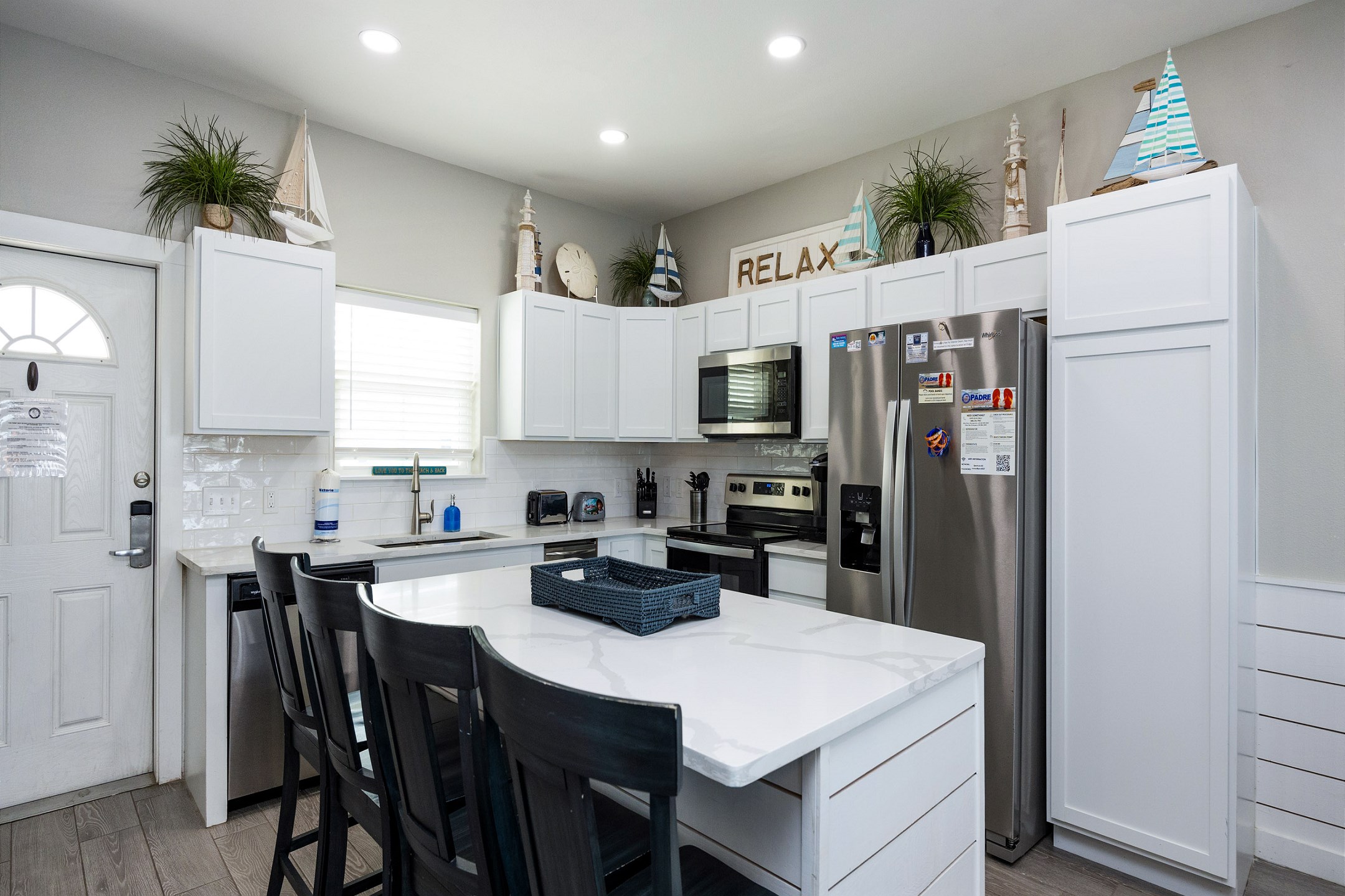 Breakfast bar and well-equipped kitchen