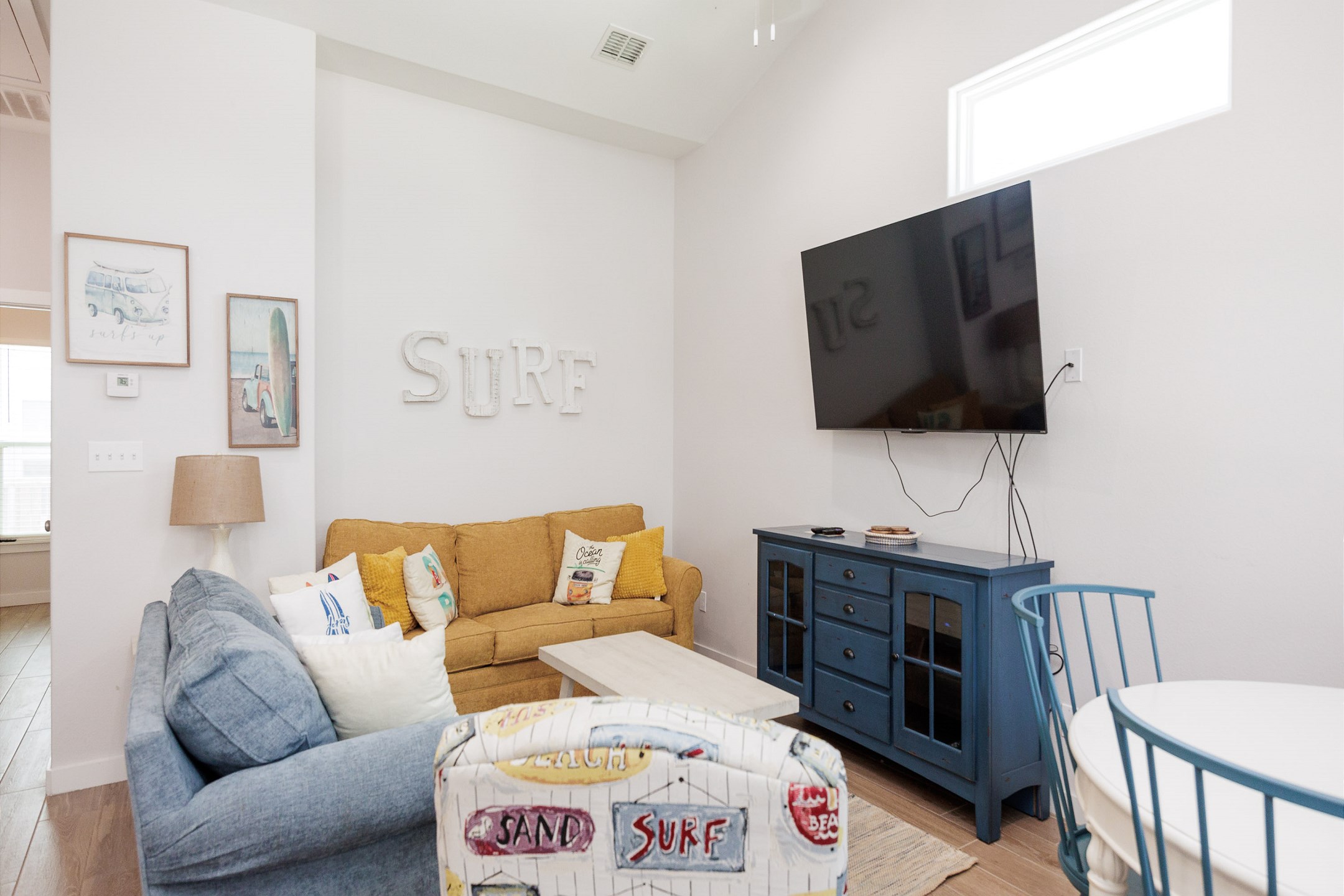 Inviting living room offers family-style seating and a flat-screen TV 