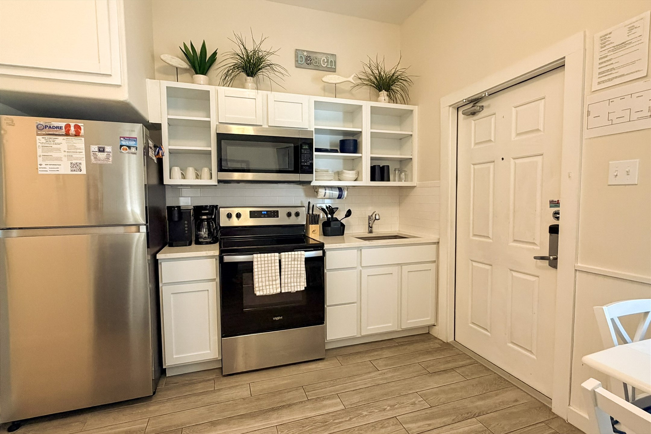 Fully equipped kitchen with all you need to cook efficient meals on your vacation (no dishwasher)