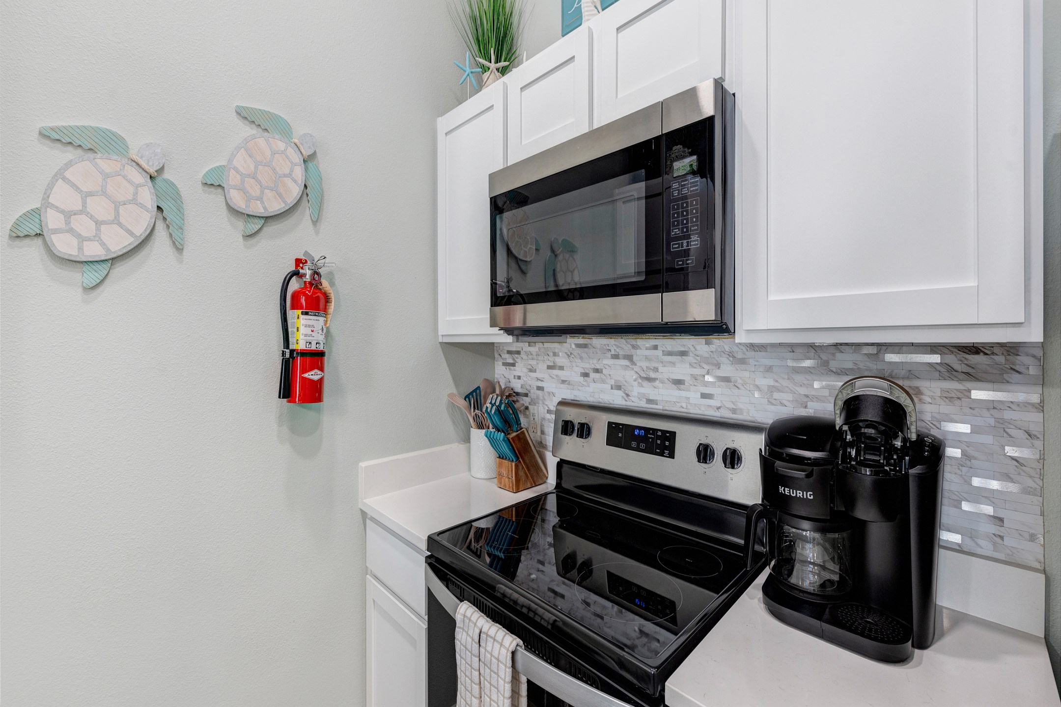 Well equipped kitchen with 12 cup coffee maker and Keurig