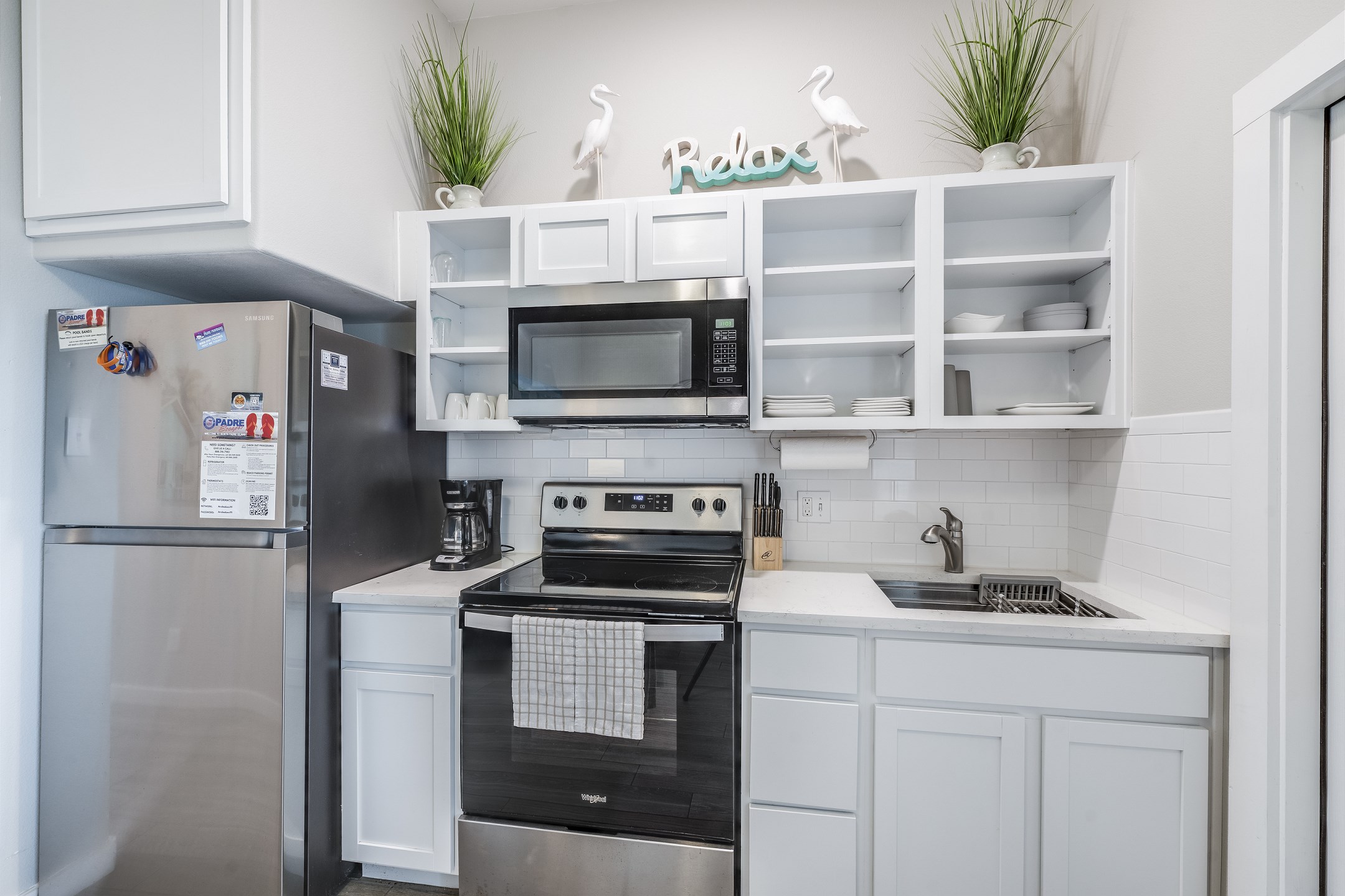 Compact, yet fully equipped kitchen (no dishwasher)